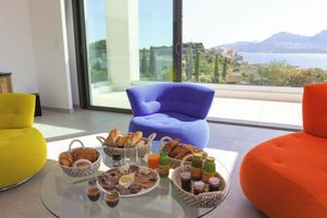 Alquiler Vacacional - Architect-designed villa with superb view over the bay of Calvi, between sea and mountains