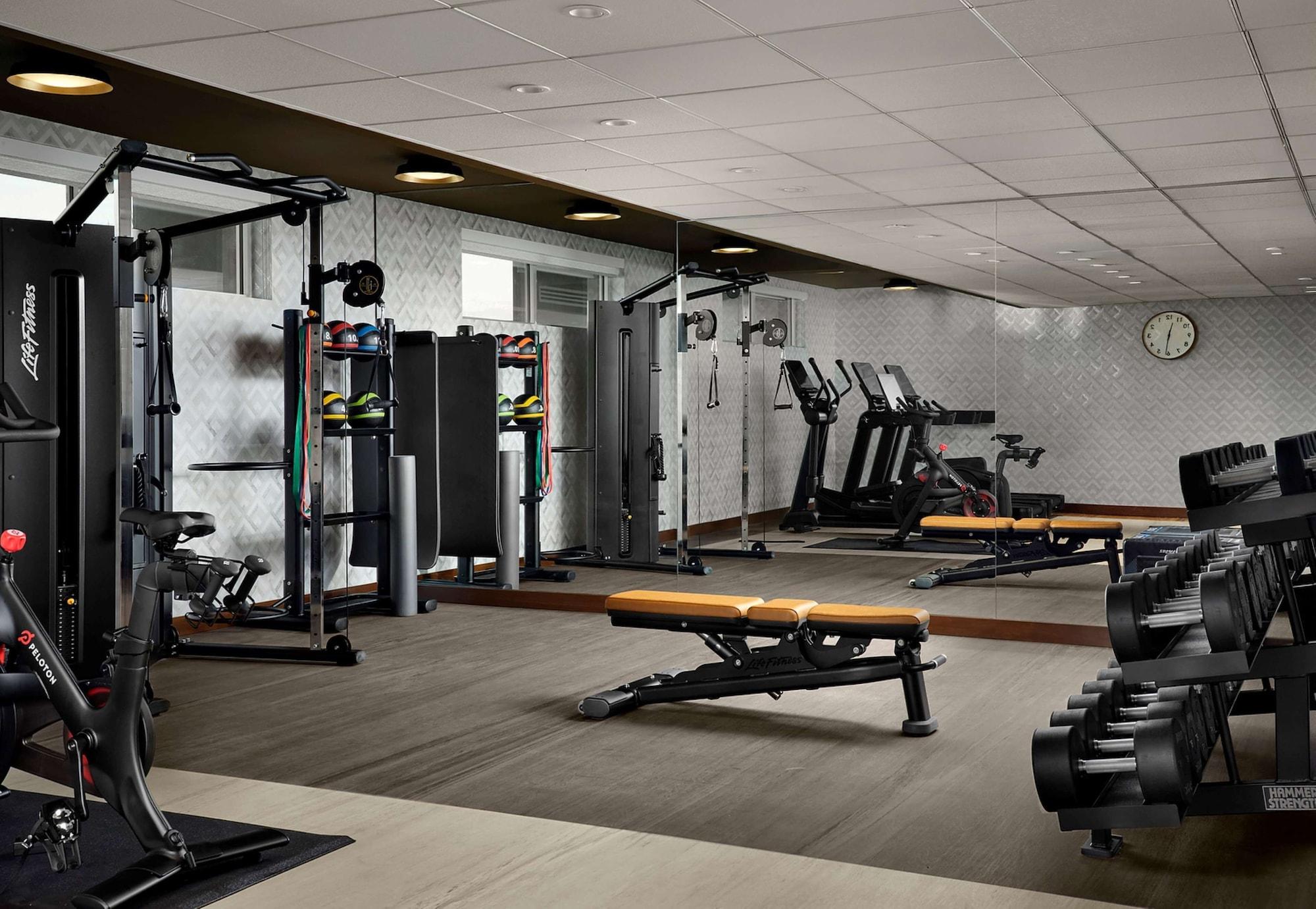 Gimnasio Sanctity Hotel Rancho Cucamonga, Tapestry Collection Hilton