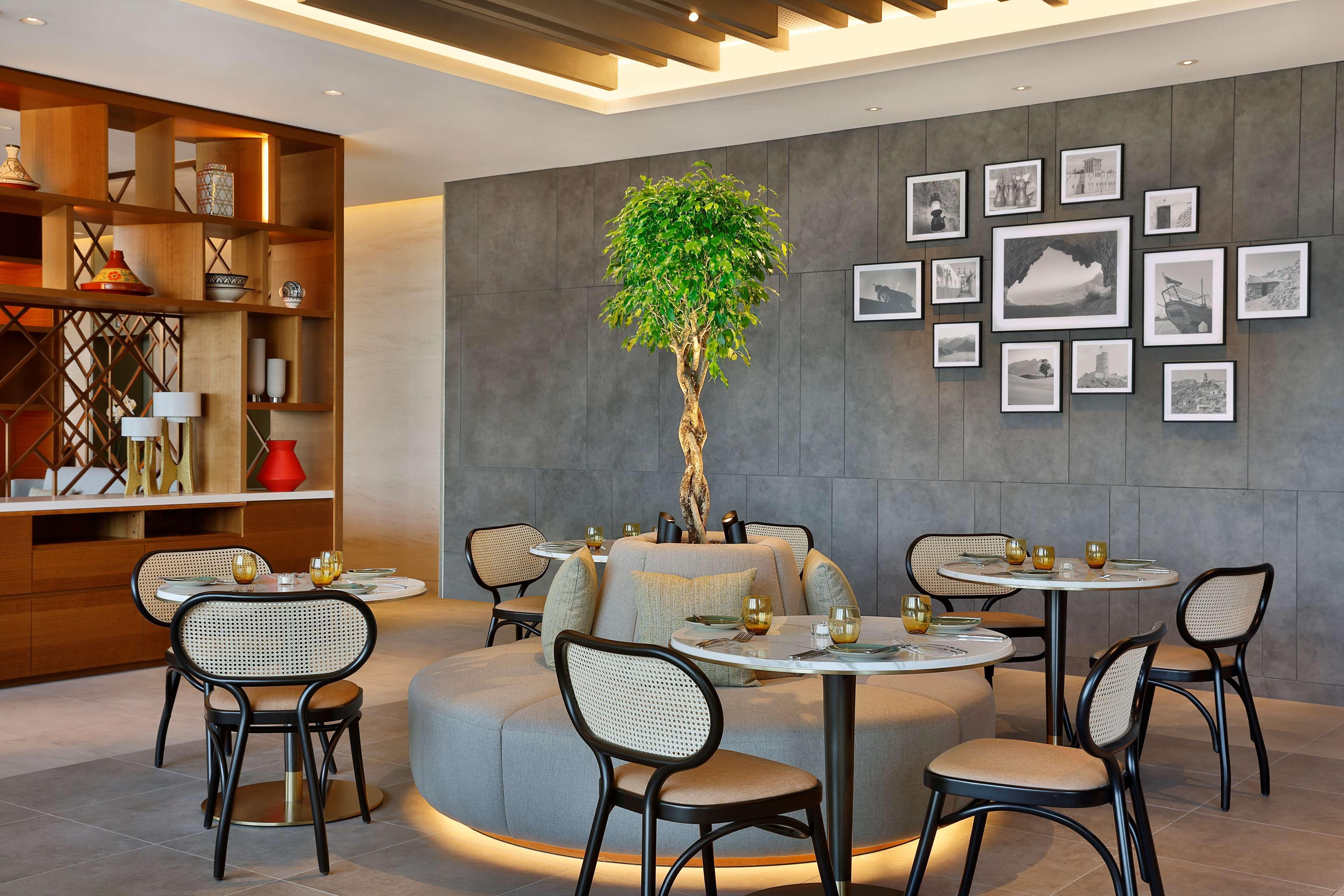 Restaurant DoubleTree by Hilton Sharjah Waterfront Hotel & Residences