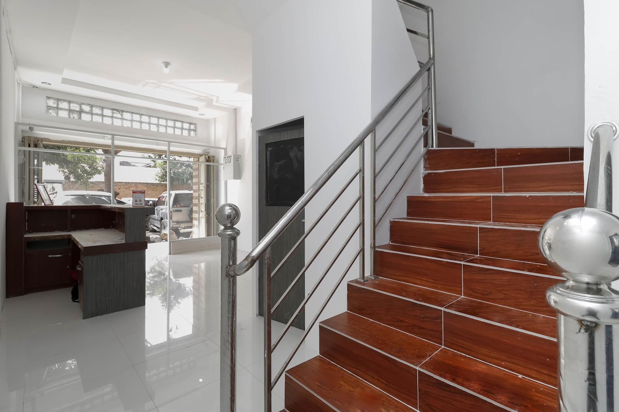 Varios RedDoorz Plus near RS Royal Prima