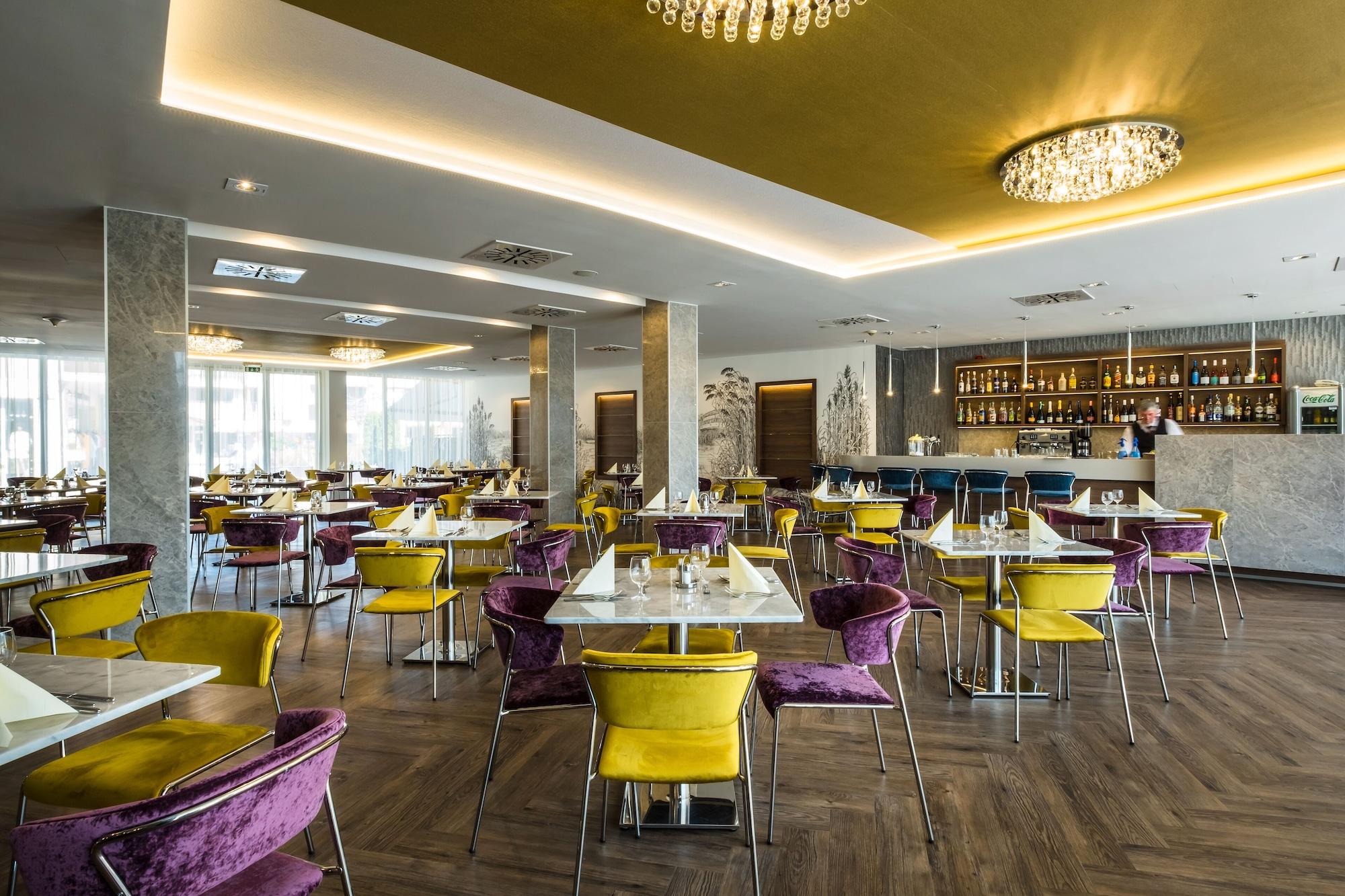 Restaurant Hotel Golden Lake Resort