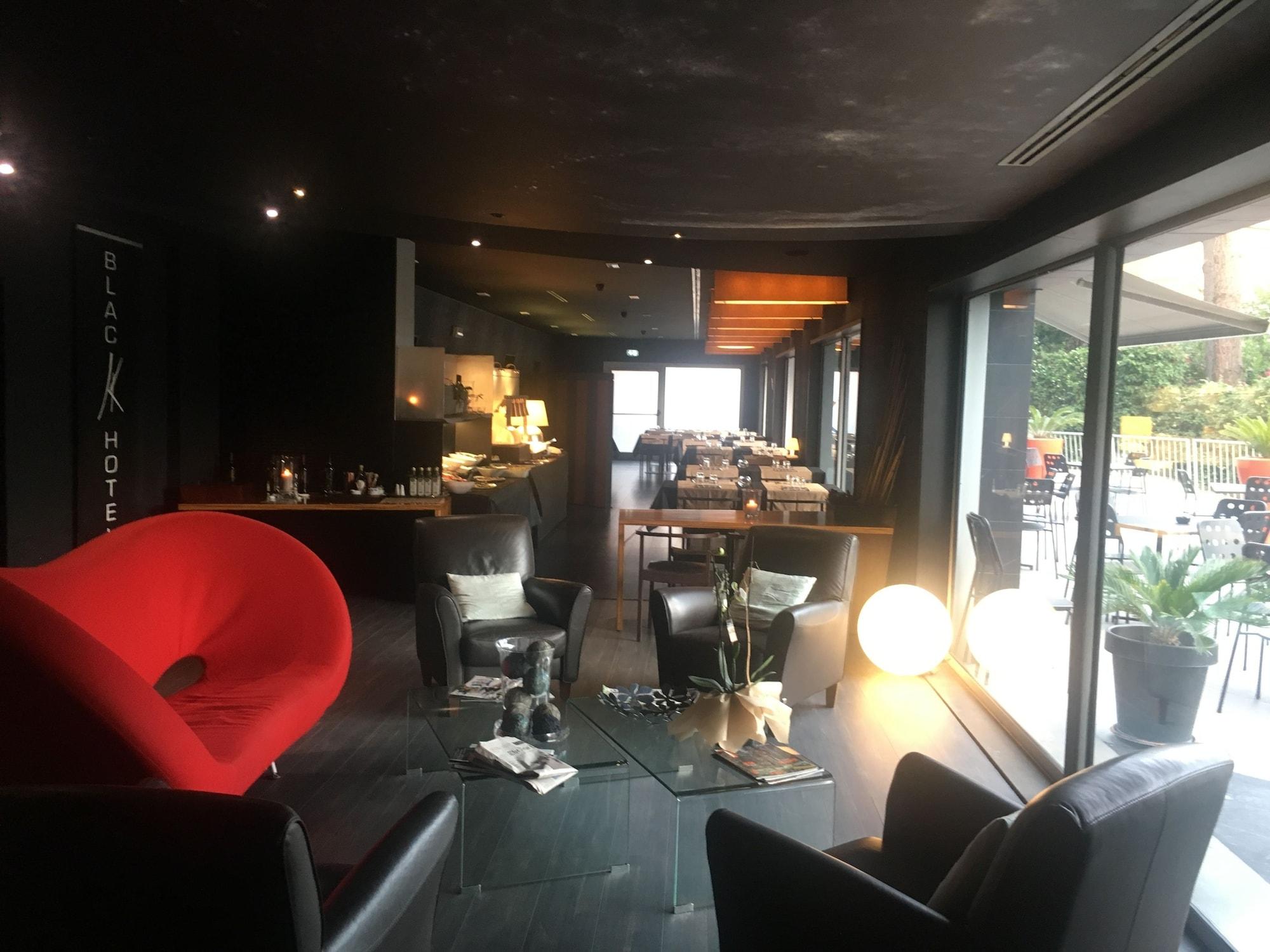 Vista Lobby Black Hotel