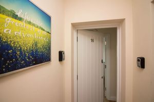 Alquiler Vacacional - Stayzo Castle Penthouse 16- A Clean Fresh Modern Apartment With Free Wi-fi