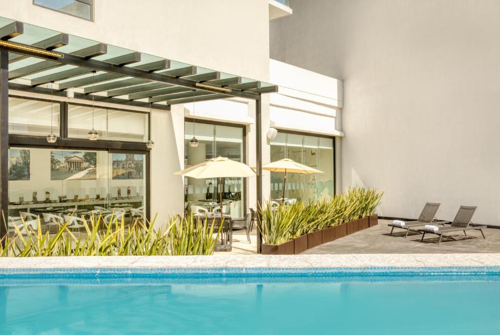 Vista Piscina Fiesta Inn Guadalajara Aeropuerto