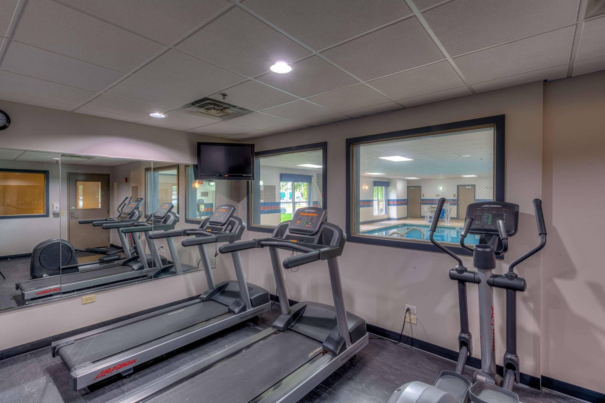 Gimnasio Country Inn & Suites by Radisson, Crystal Lake, IL