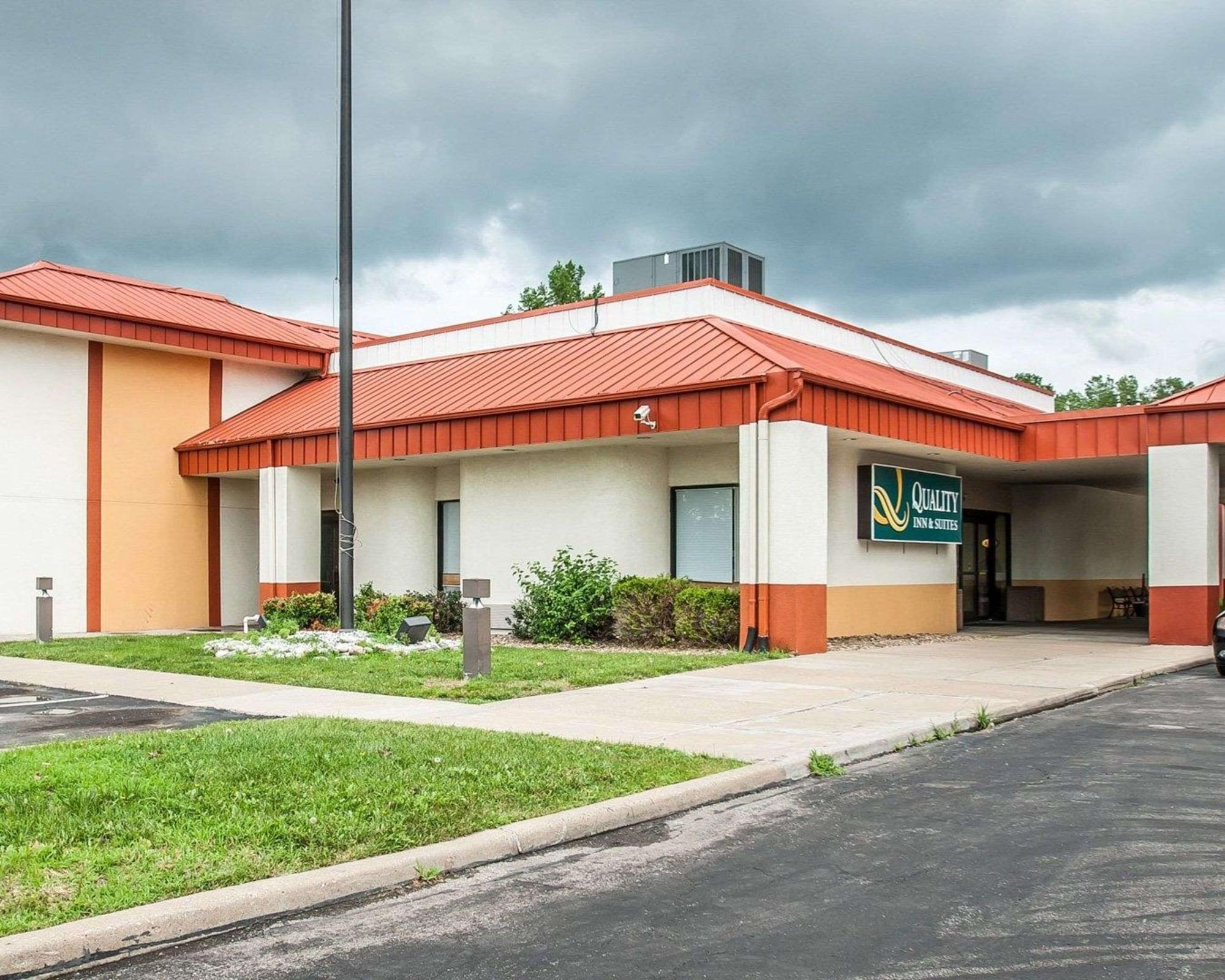 Vista Exterior Quality Inn & Suites Kansas City I-435N Near Sports Complex
