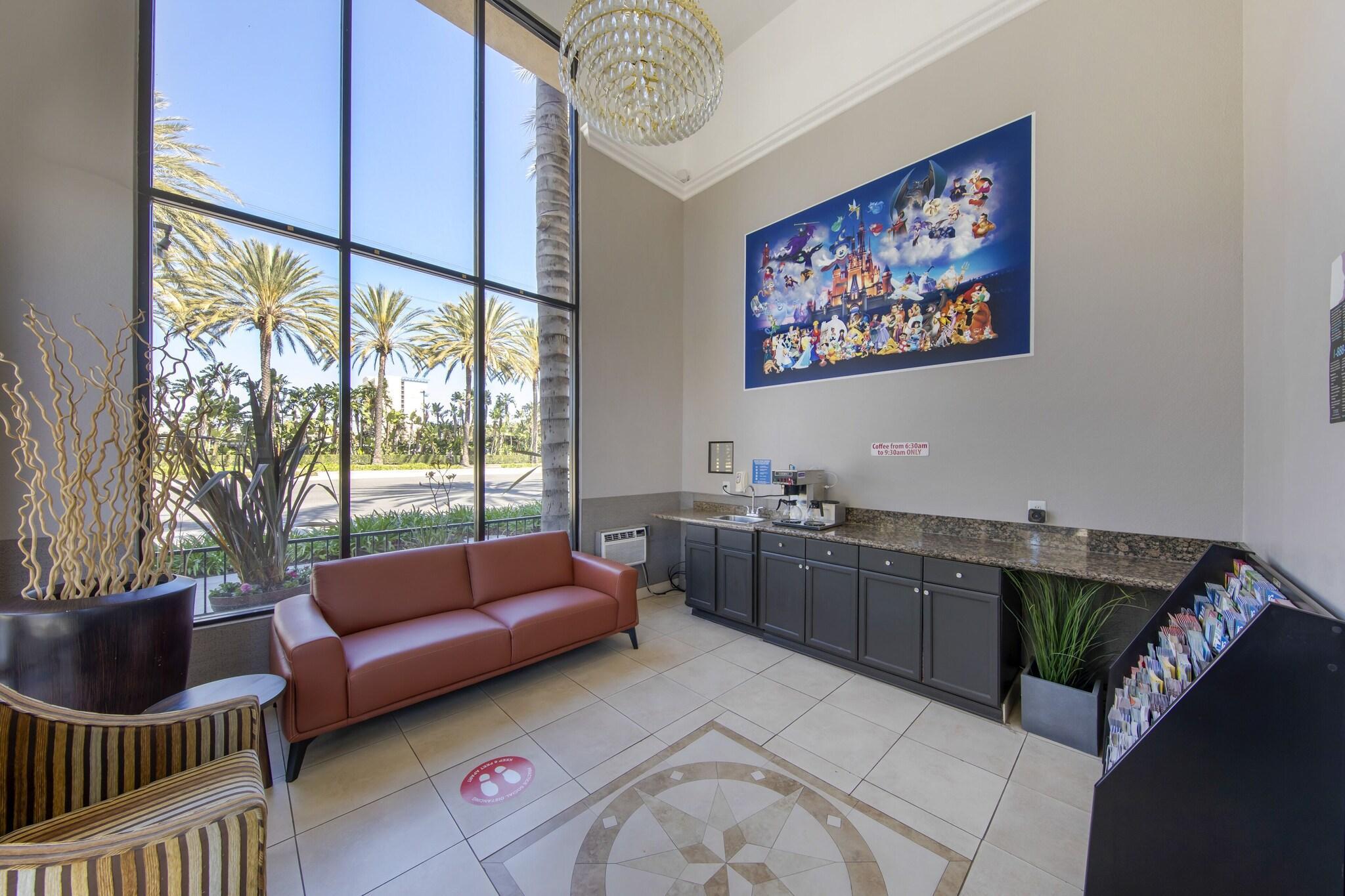 Vista Lobby Anaheim Discovery Inn & Suites