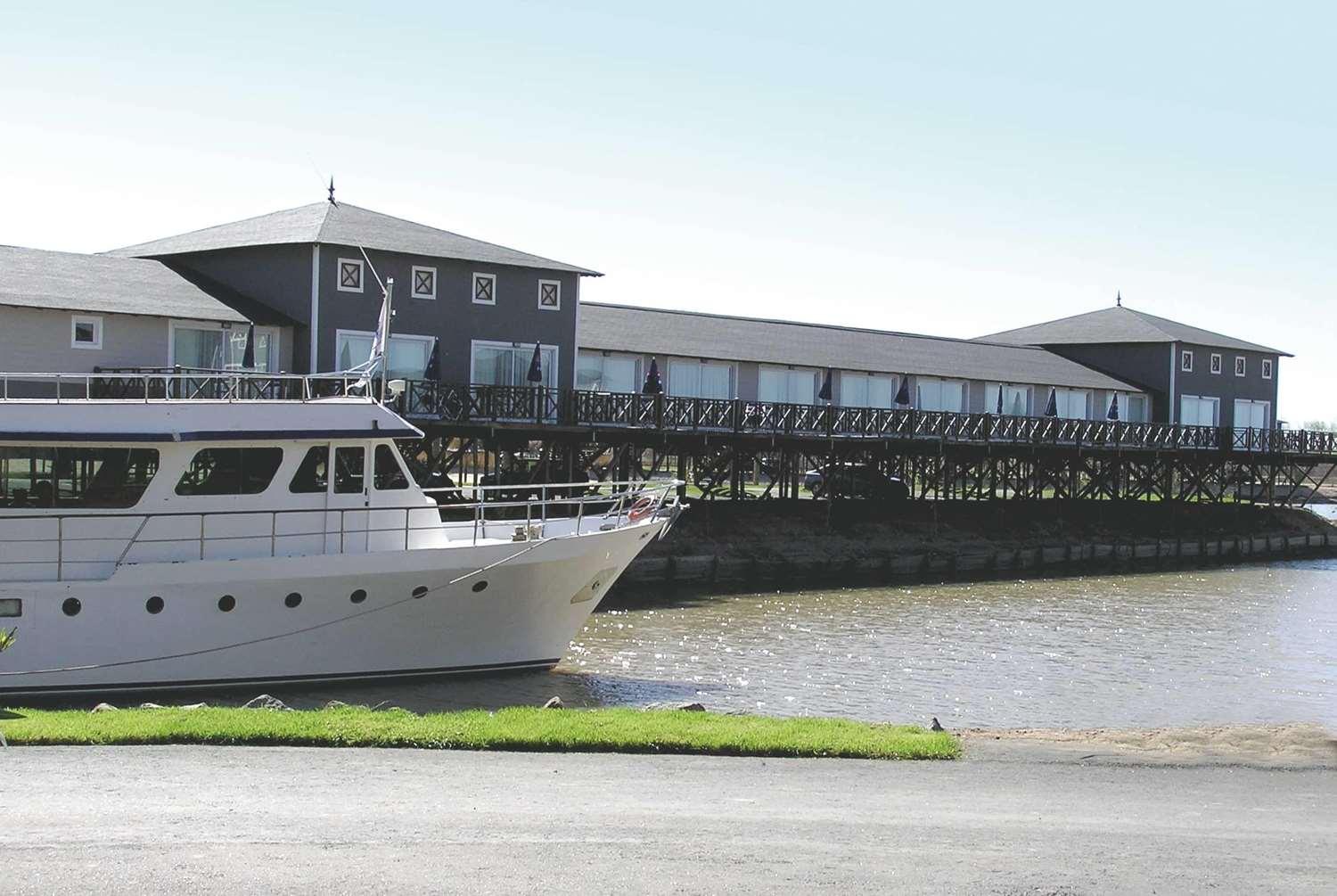 Vista Exterior Howard Johnson Marinas & Resort