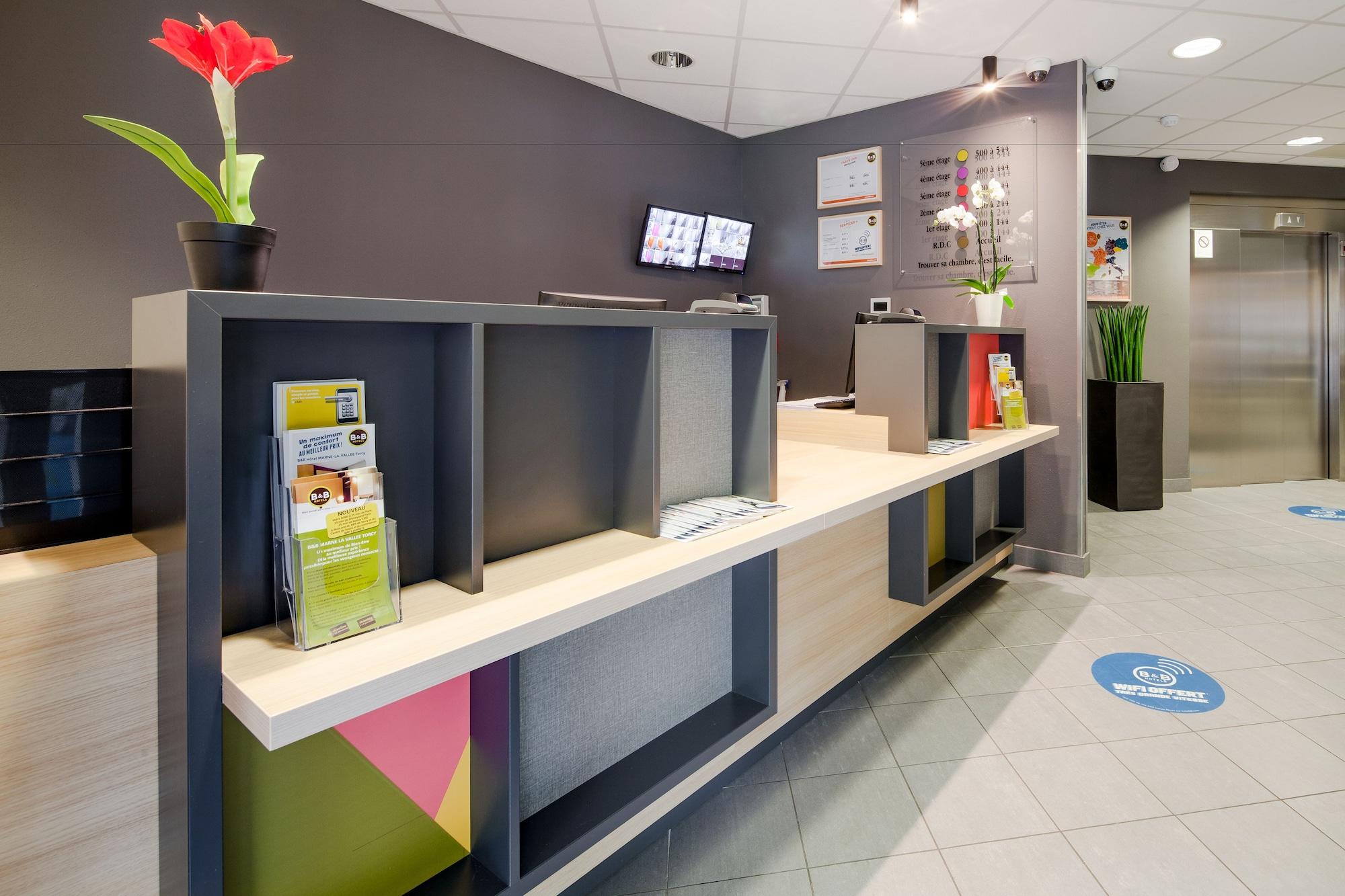 Vista Lobby B&B HOTEL Marne-La-Vallée Torcy