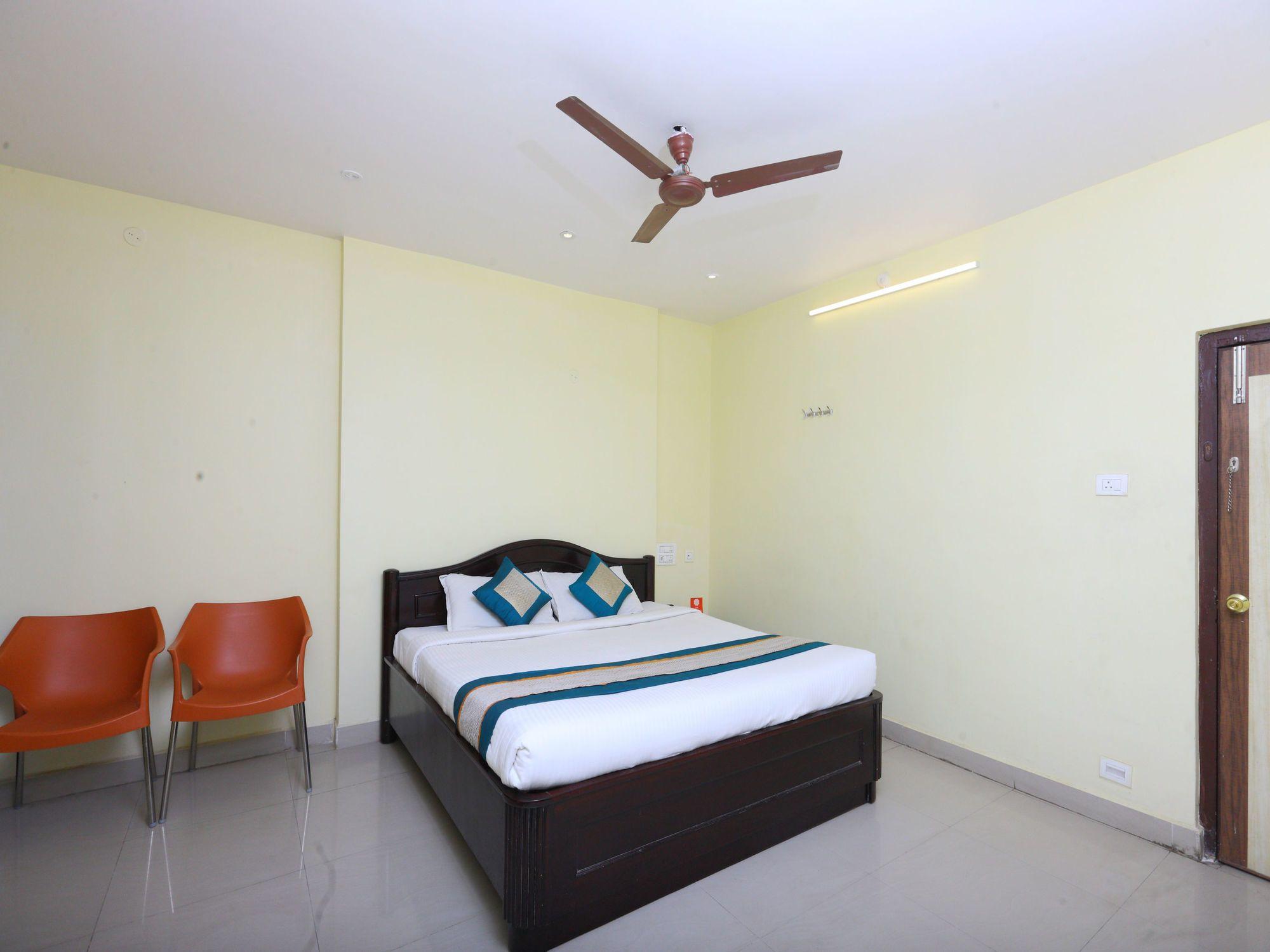 Varios OYO 5083 near Railway Station