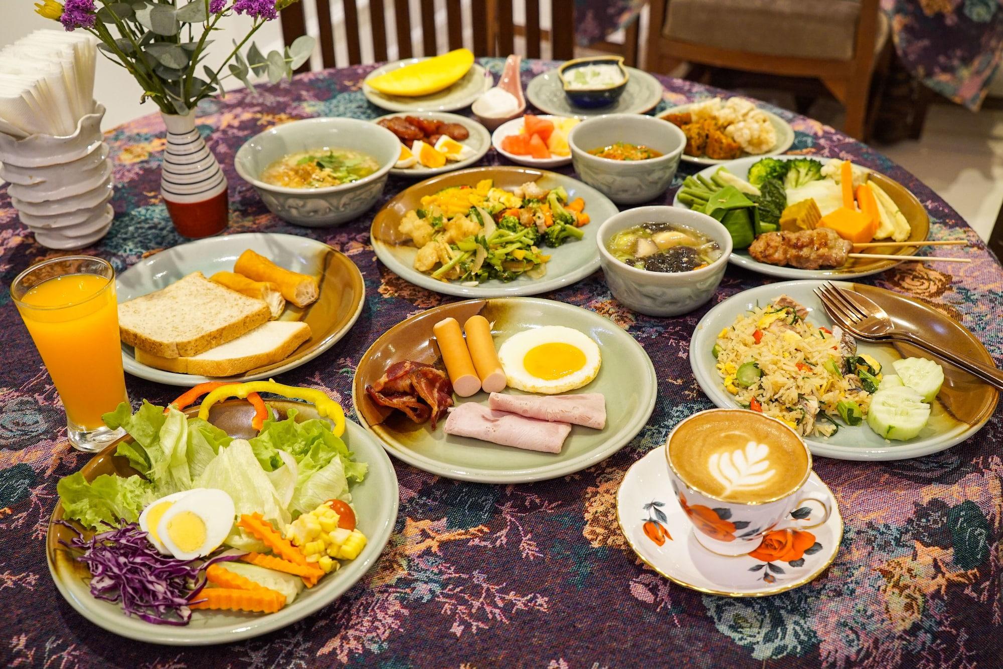 Restaurant At Pingnakorn Hotel Chiang Mai
