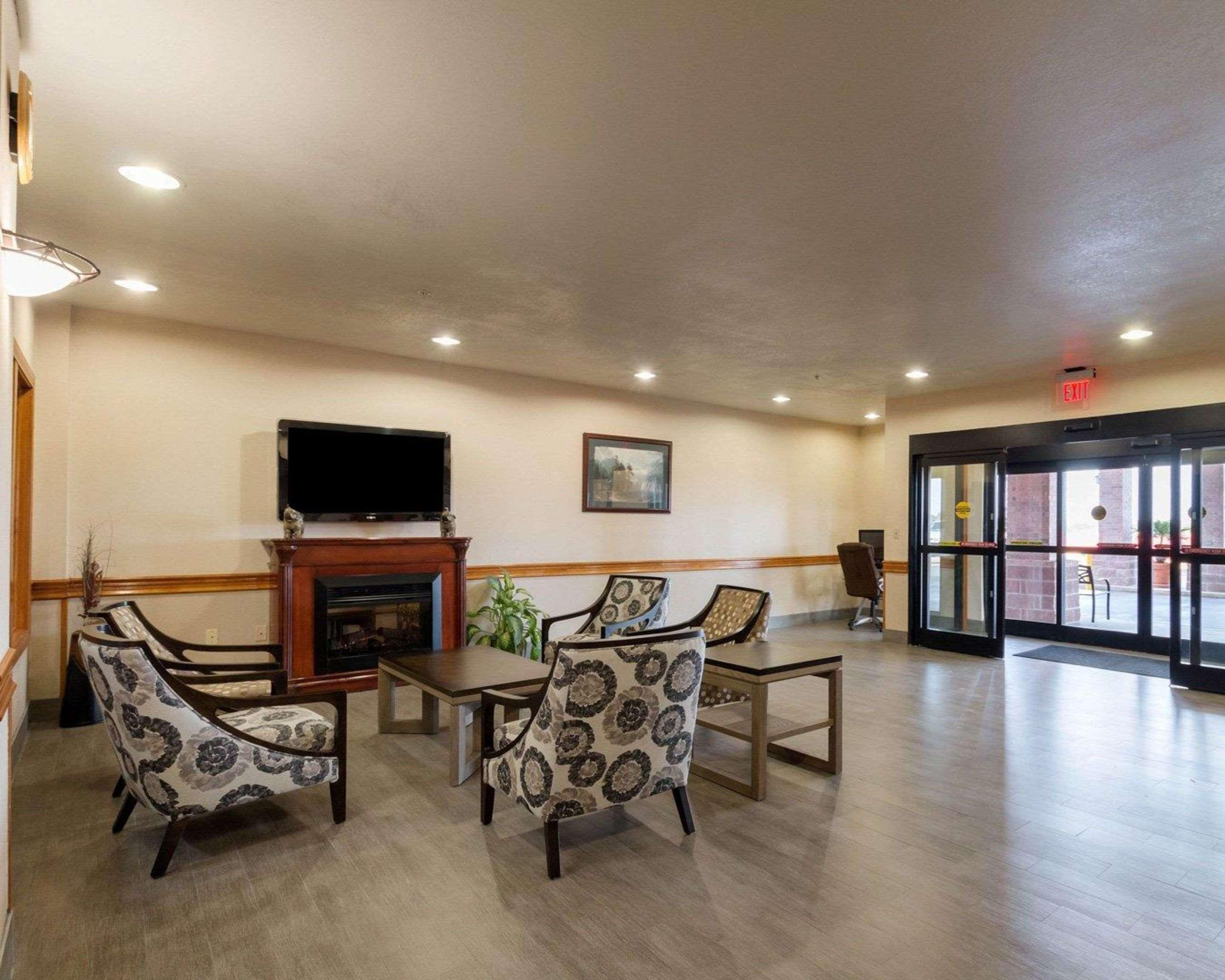 Vista Lobby Quality Inn Buffalo