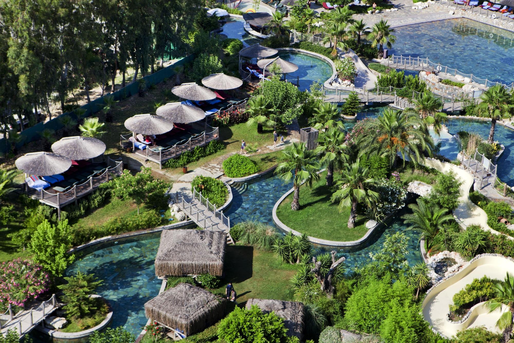 Vista Exterior Club Grand Side Amazon Water World - All Inclusive