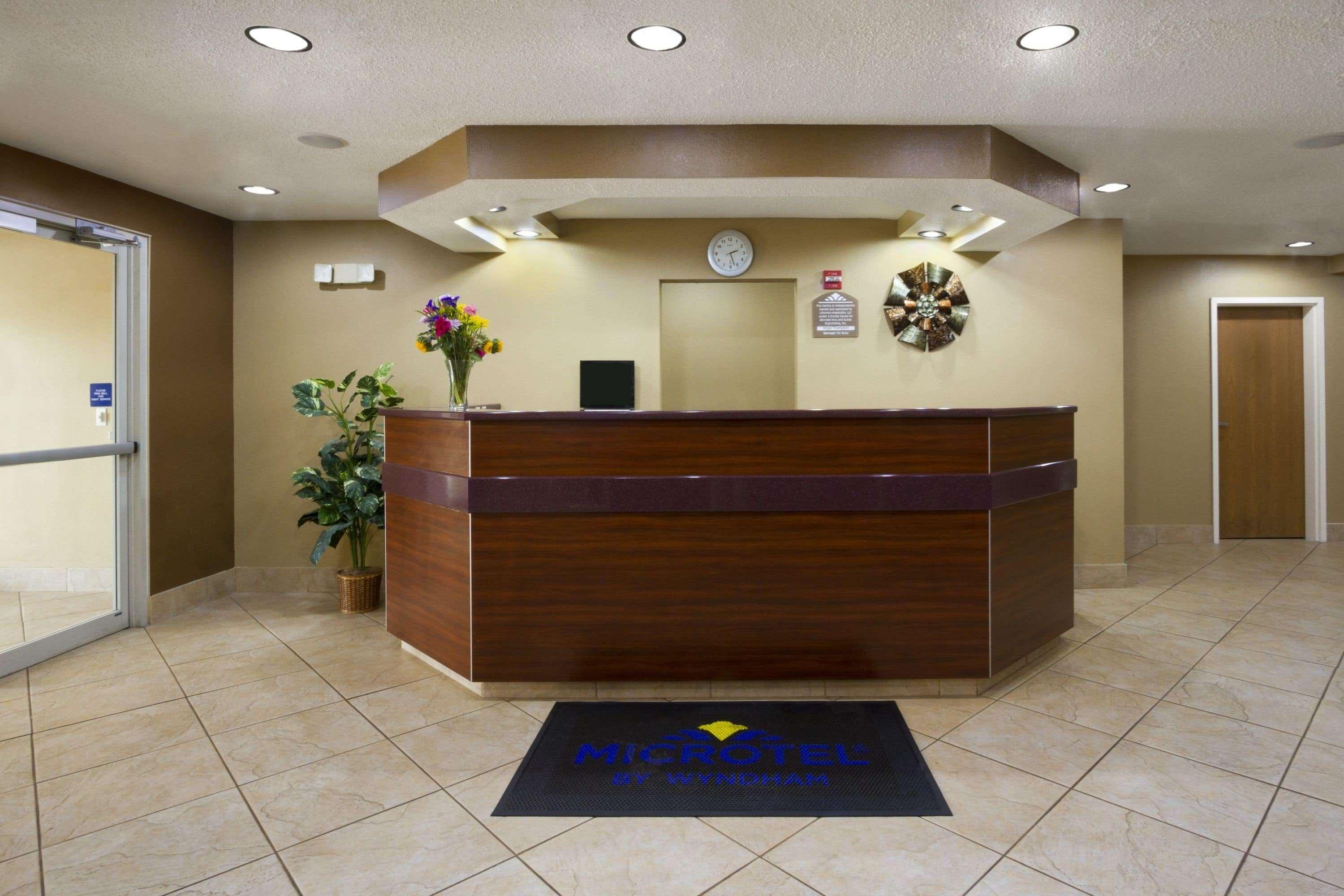 Vista Lobby Microtel Inn & Suites By Wyndham Lithonia/Stone M