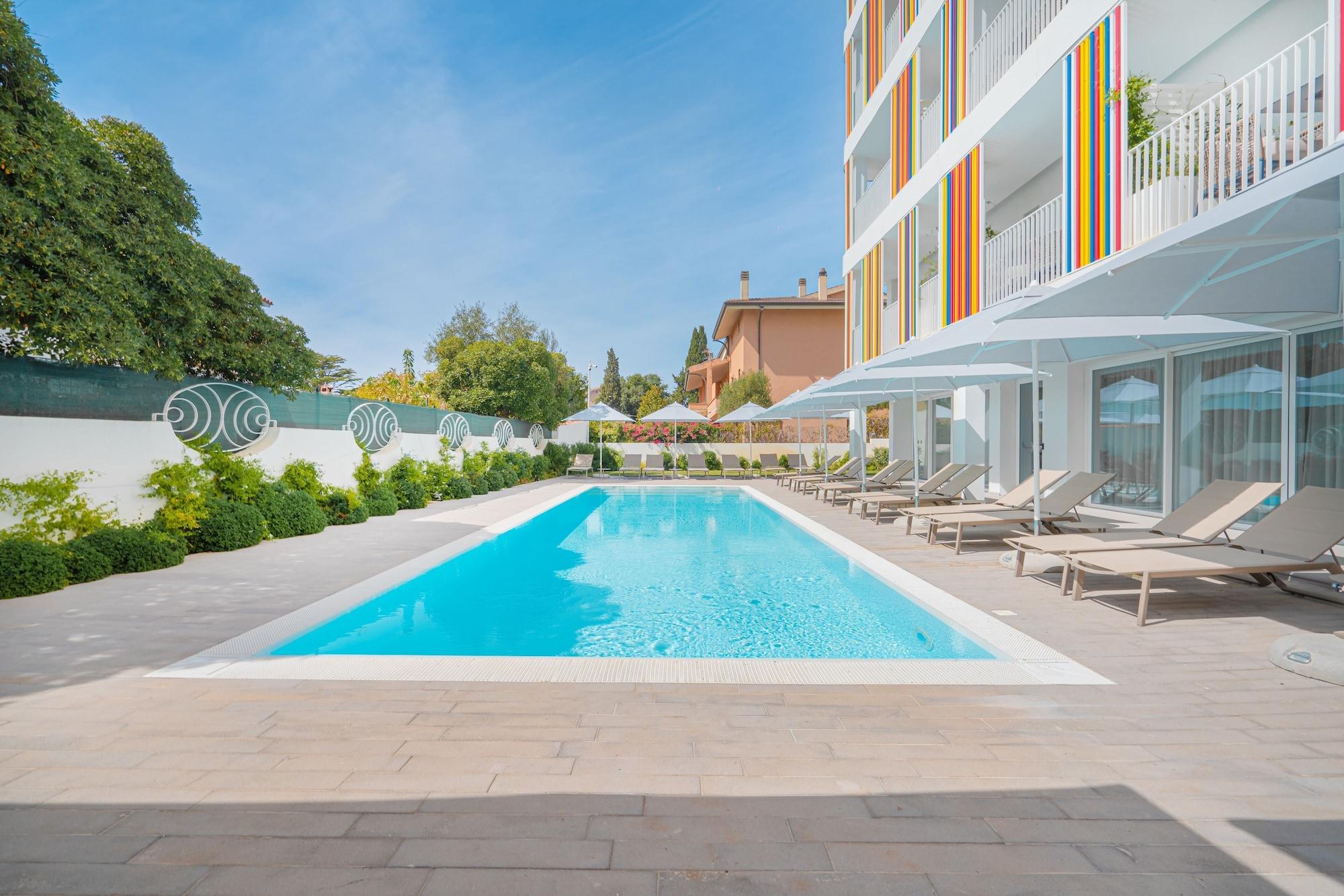 Vista Piscina Hotel with swimming pool in Olbia