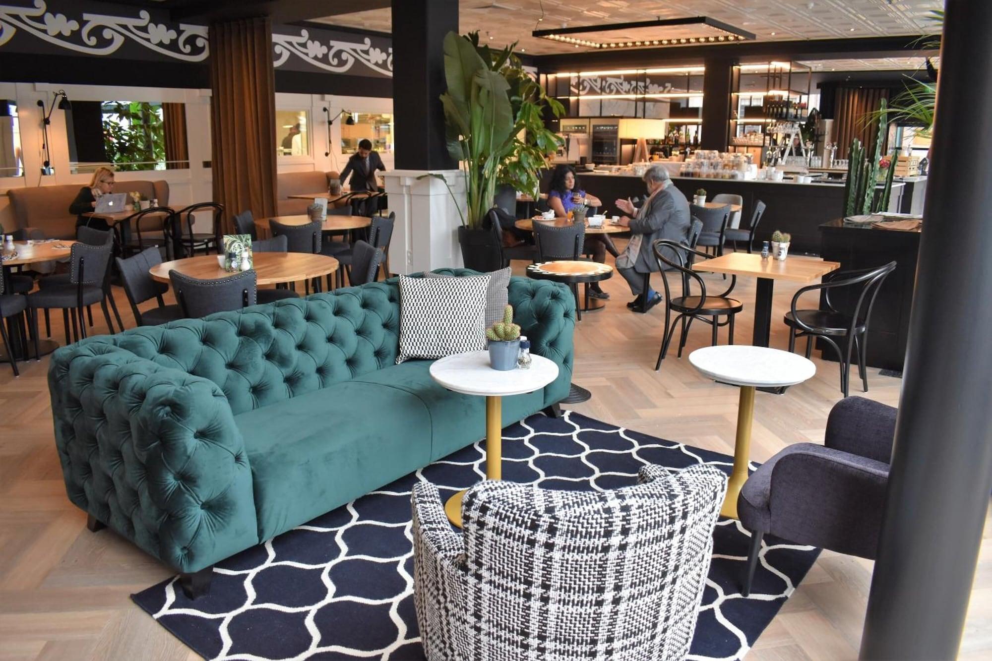 Bar/Salón Hotel Theater Figi