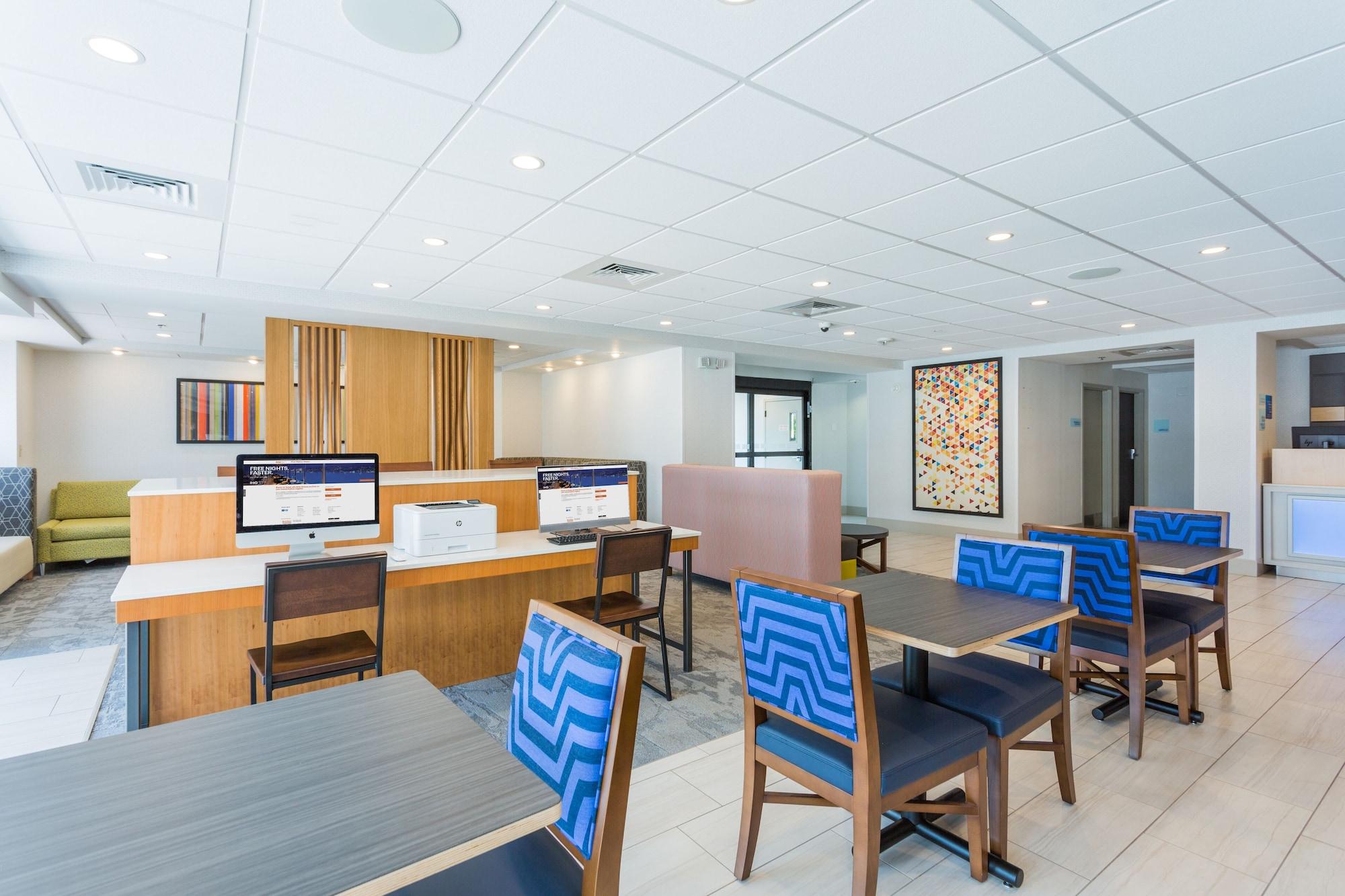 Vista Lobby Holiday Inn Express Lorton by IHG