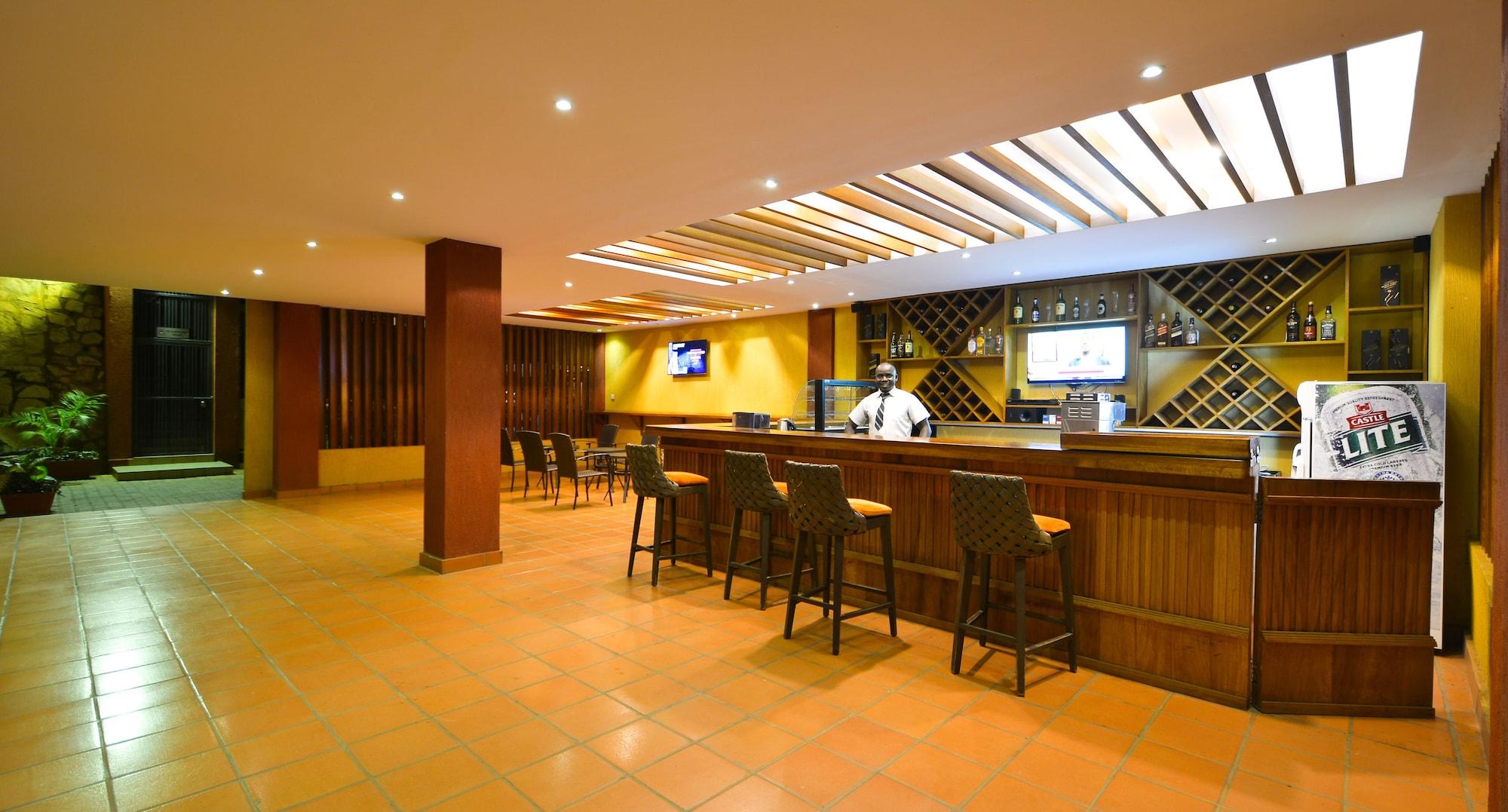 Bar/Salón Bukoto Heights Apartments
