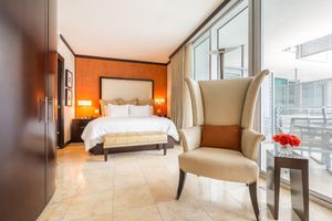 Alquiler Vacacional - Beautiful Corner Ocean Drive Condo w/ Private Balcony