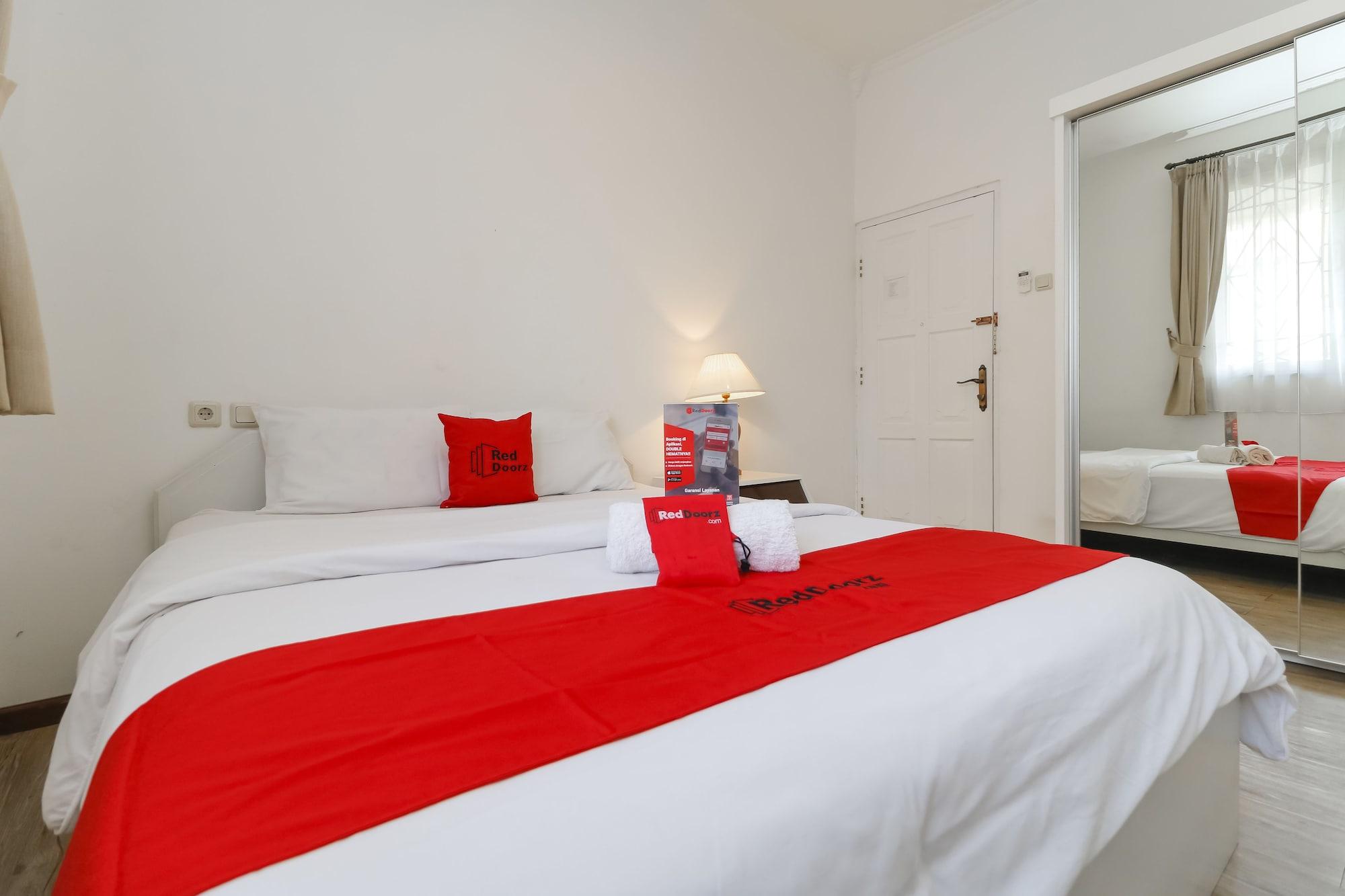 Varios RedDoorz Plus @ Tendean