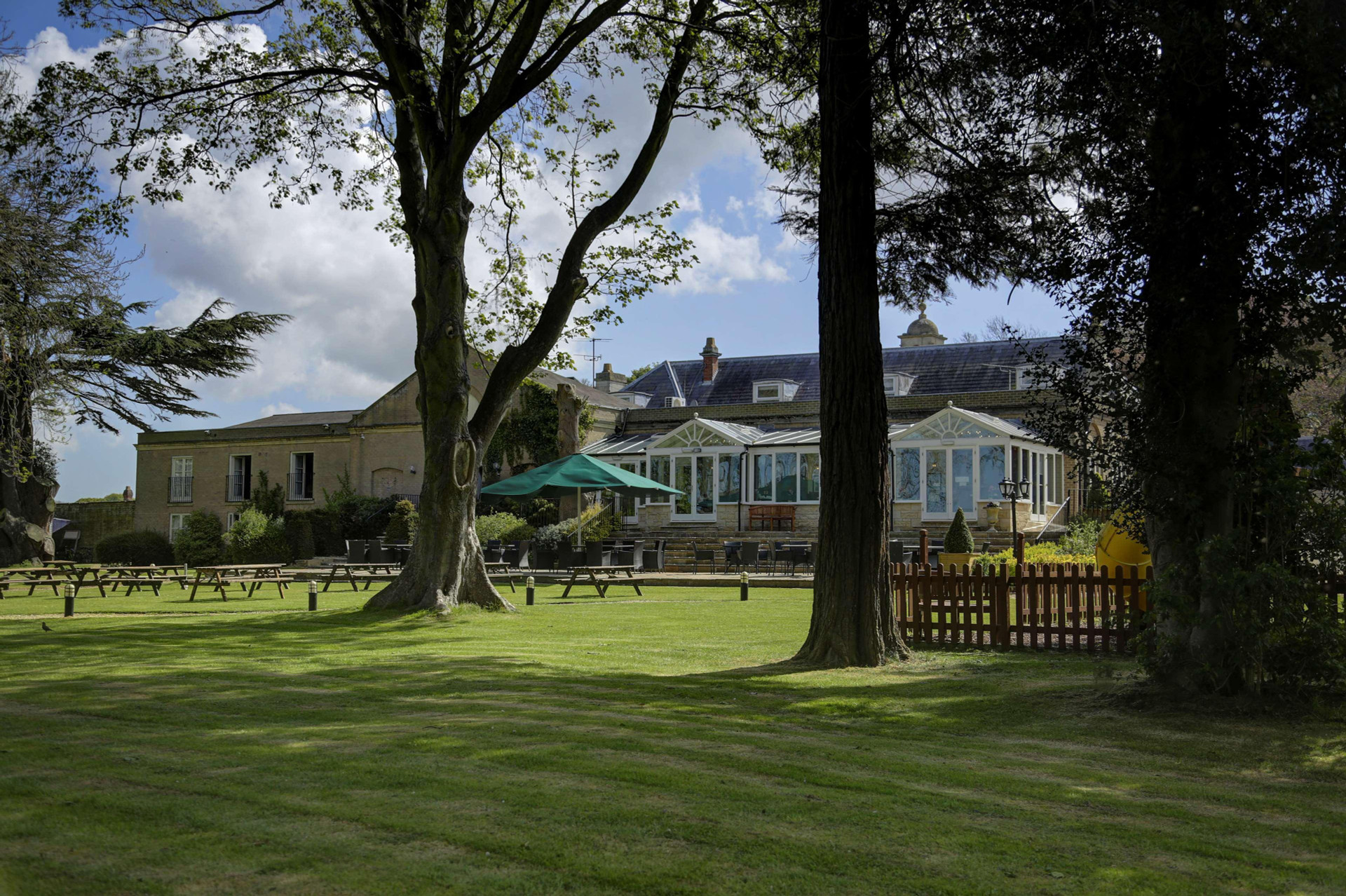Vista Exterior Normanton Park Hotel, BW Signature Collection