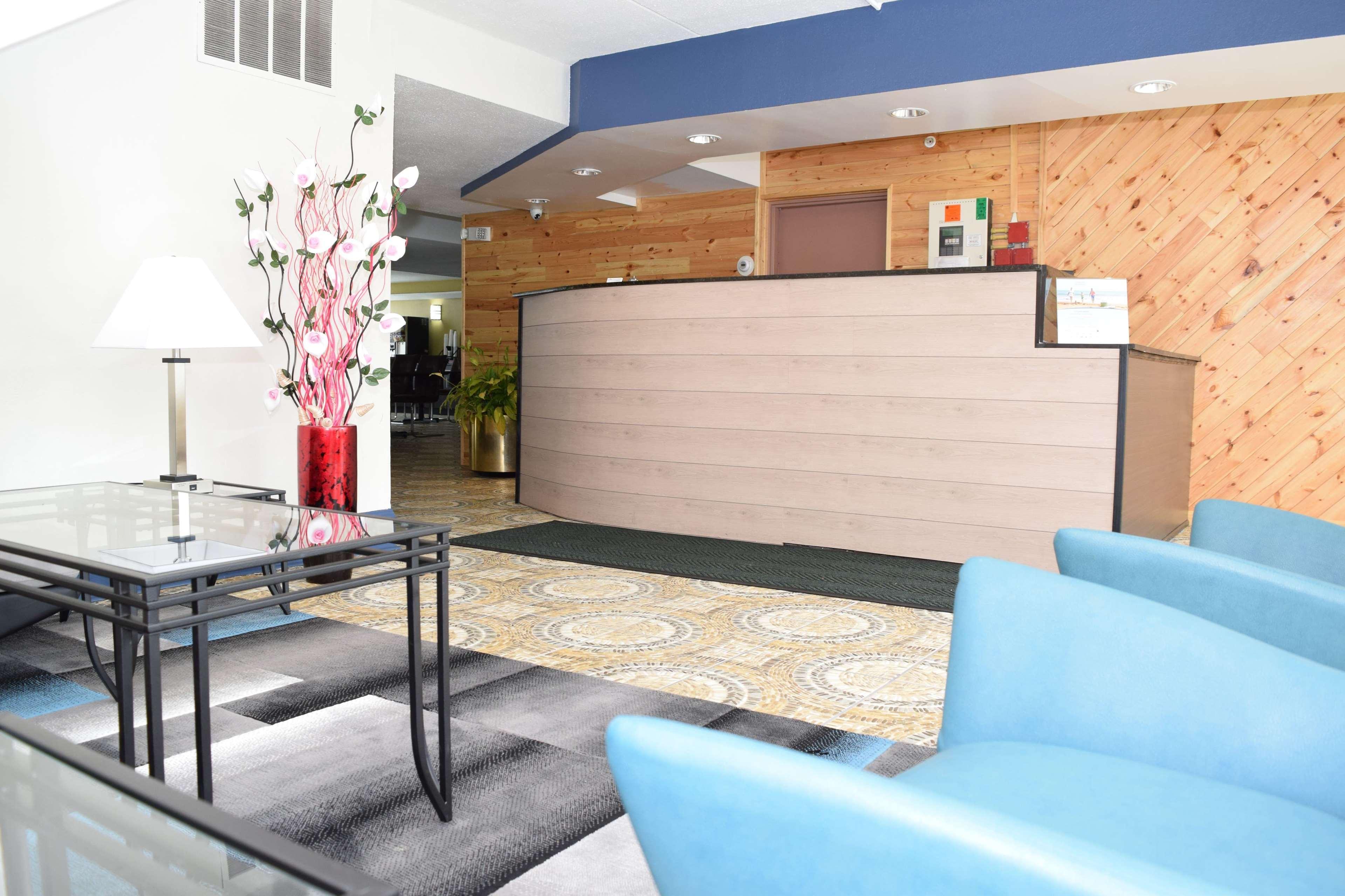 Vista Lobby Baymont by Wyndham Addison