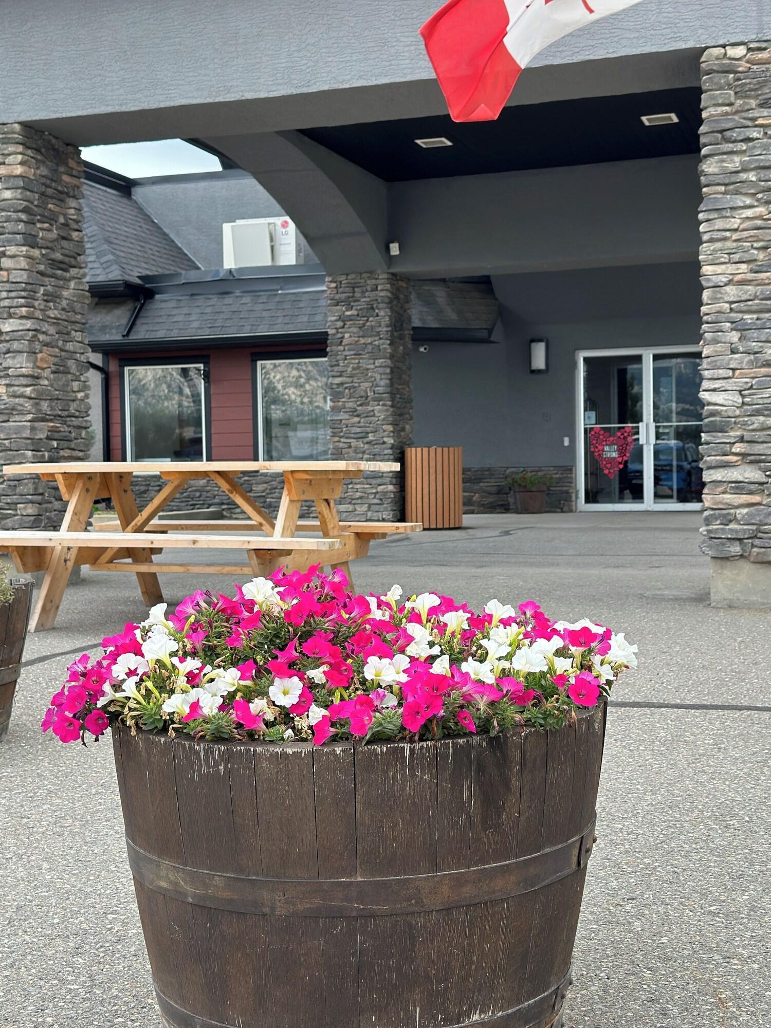 Vista Exterior The Kanata by BCMInns Invermere