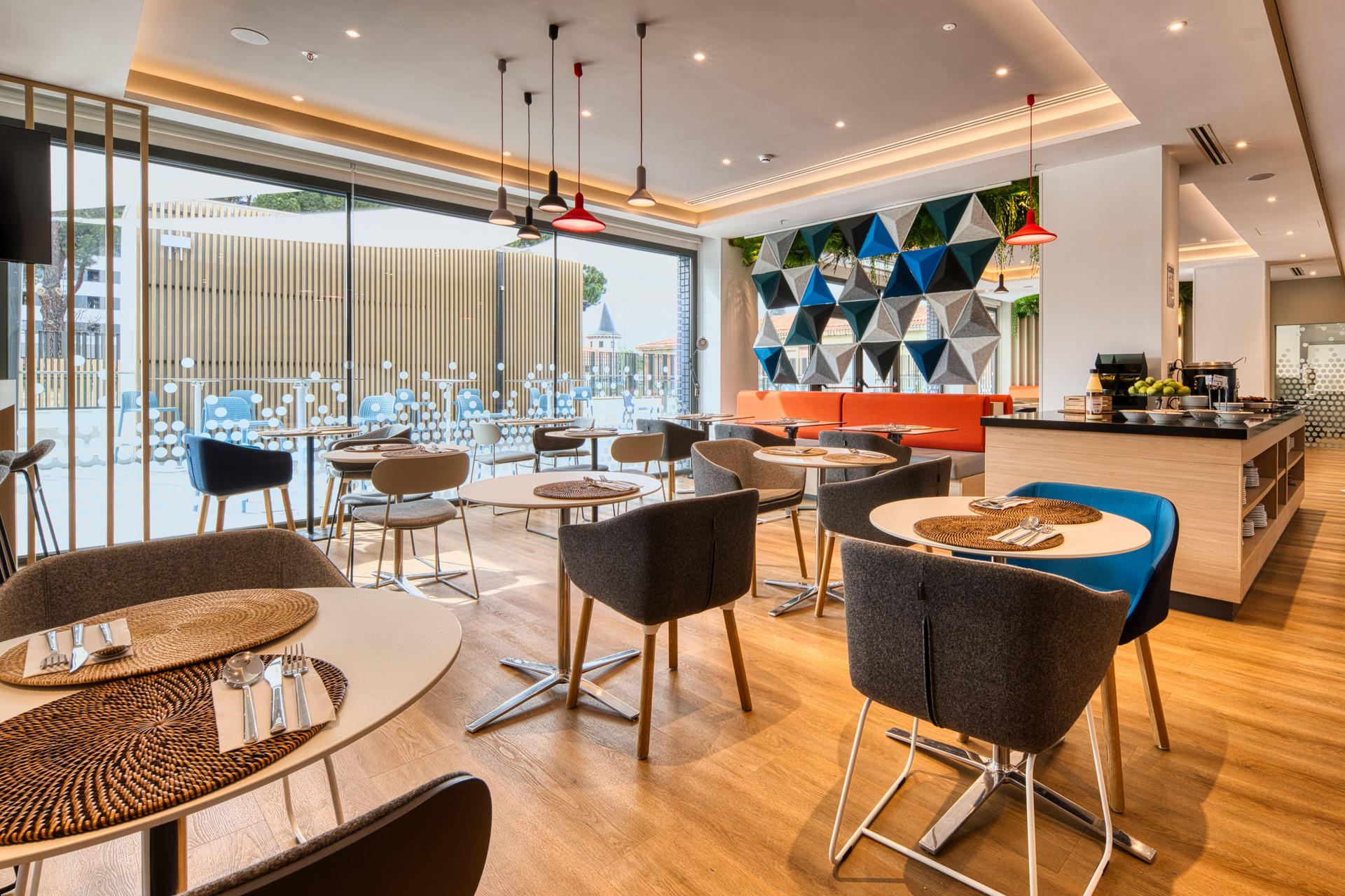 Restaurant Holiday Inn Express Madrid Airport by IHG