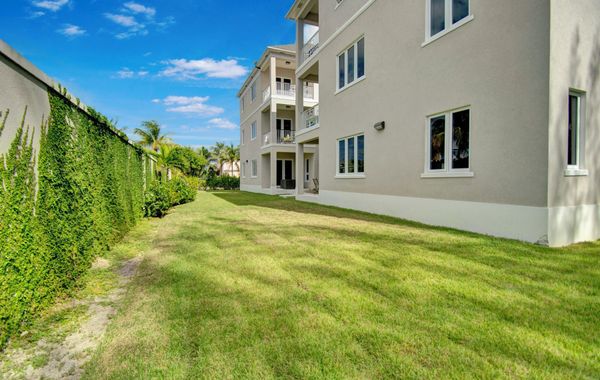 A vibrant, colorful, tropical retreat condo,  2 min drive to the beach, pool