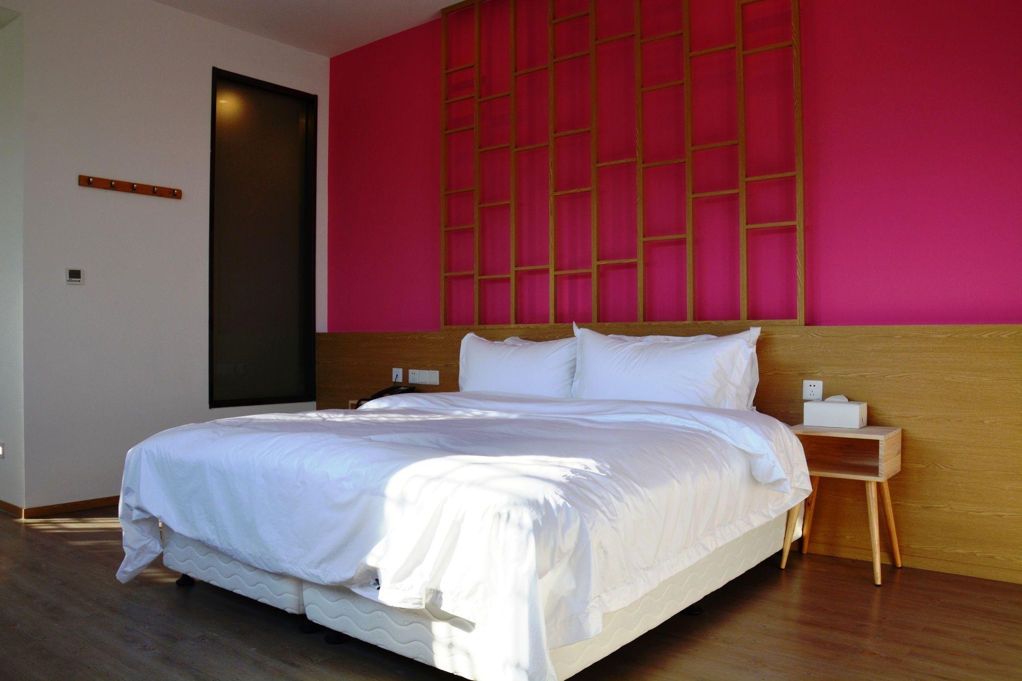 Varios Carton King Hotel