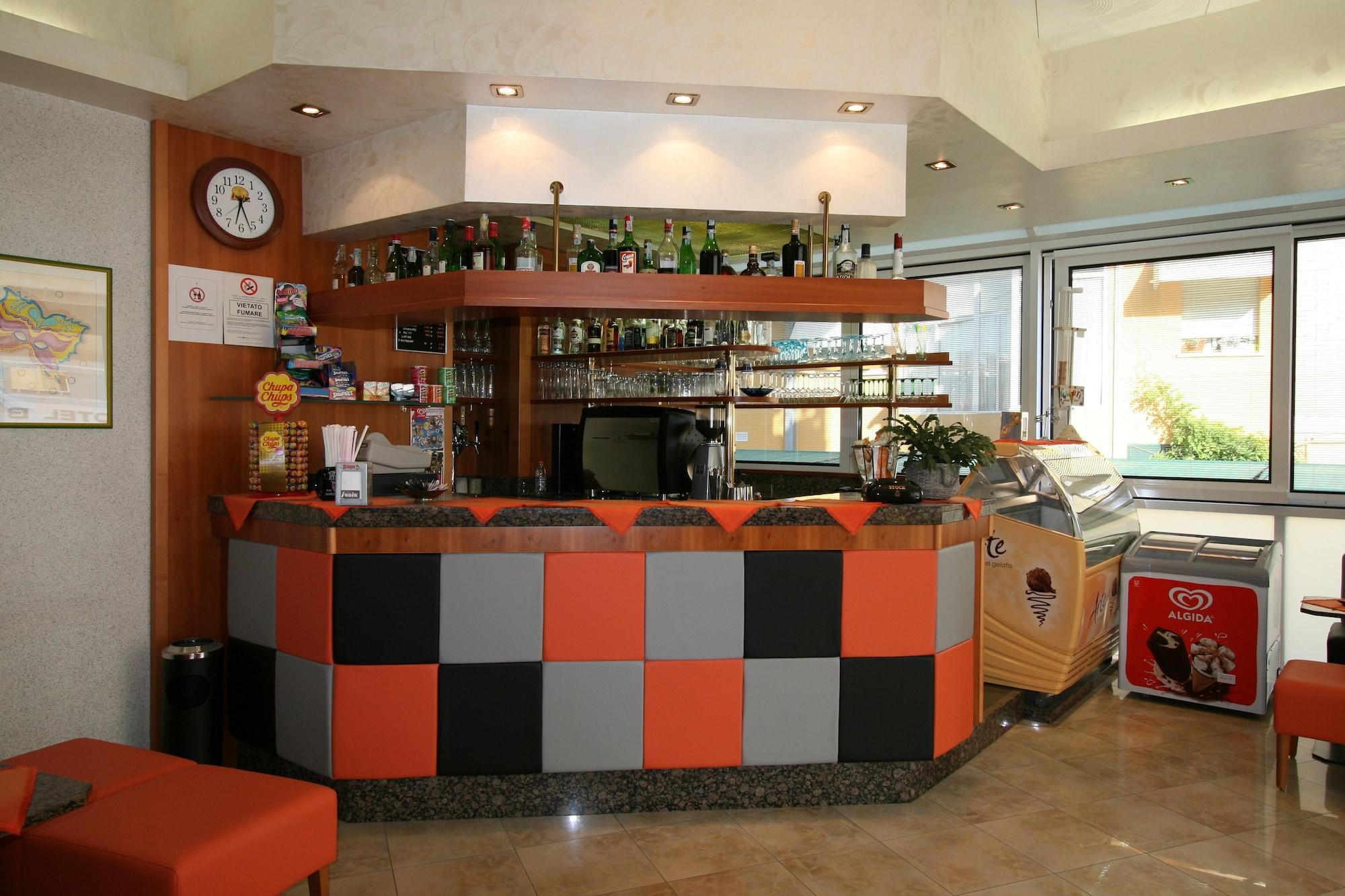 Bar/Salón Hotel Universal
