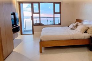 Alquiler Vacacional - Luxury King 2BR 2BA w/Balcony Bayview Pool Netflix