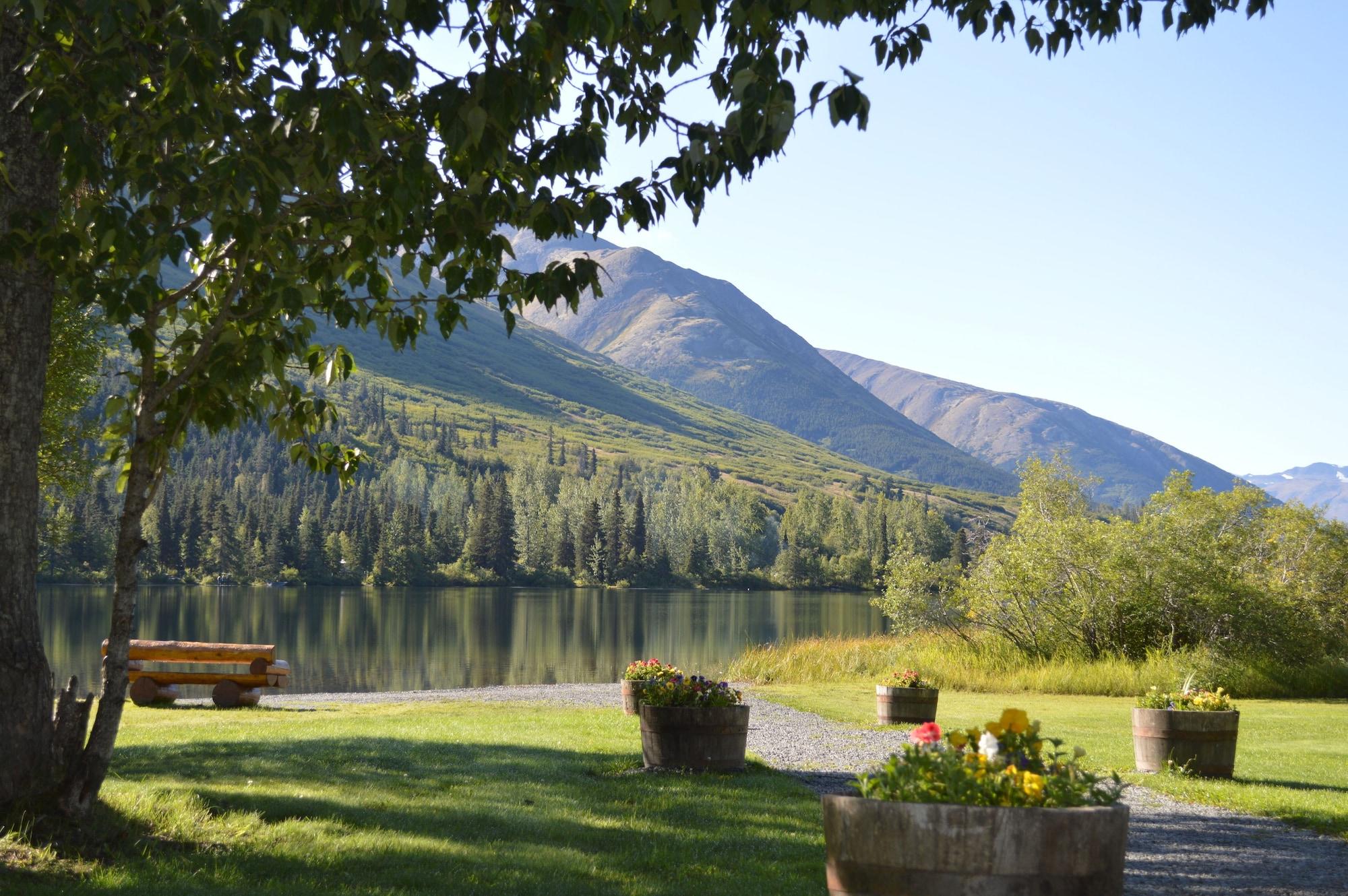 Varios Summit Lake Lodge