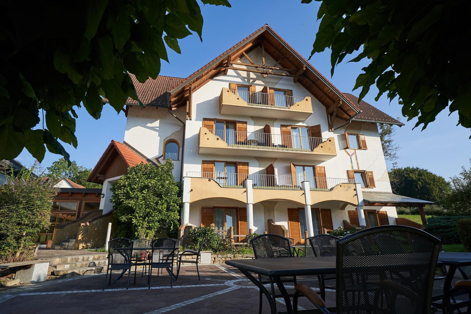 Vista Exterior Breitenfelderhof zur Riegersburg