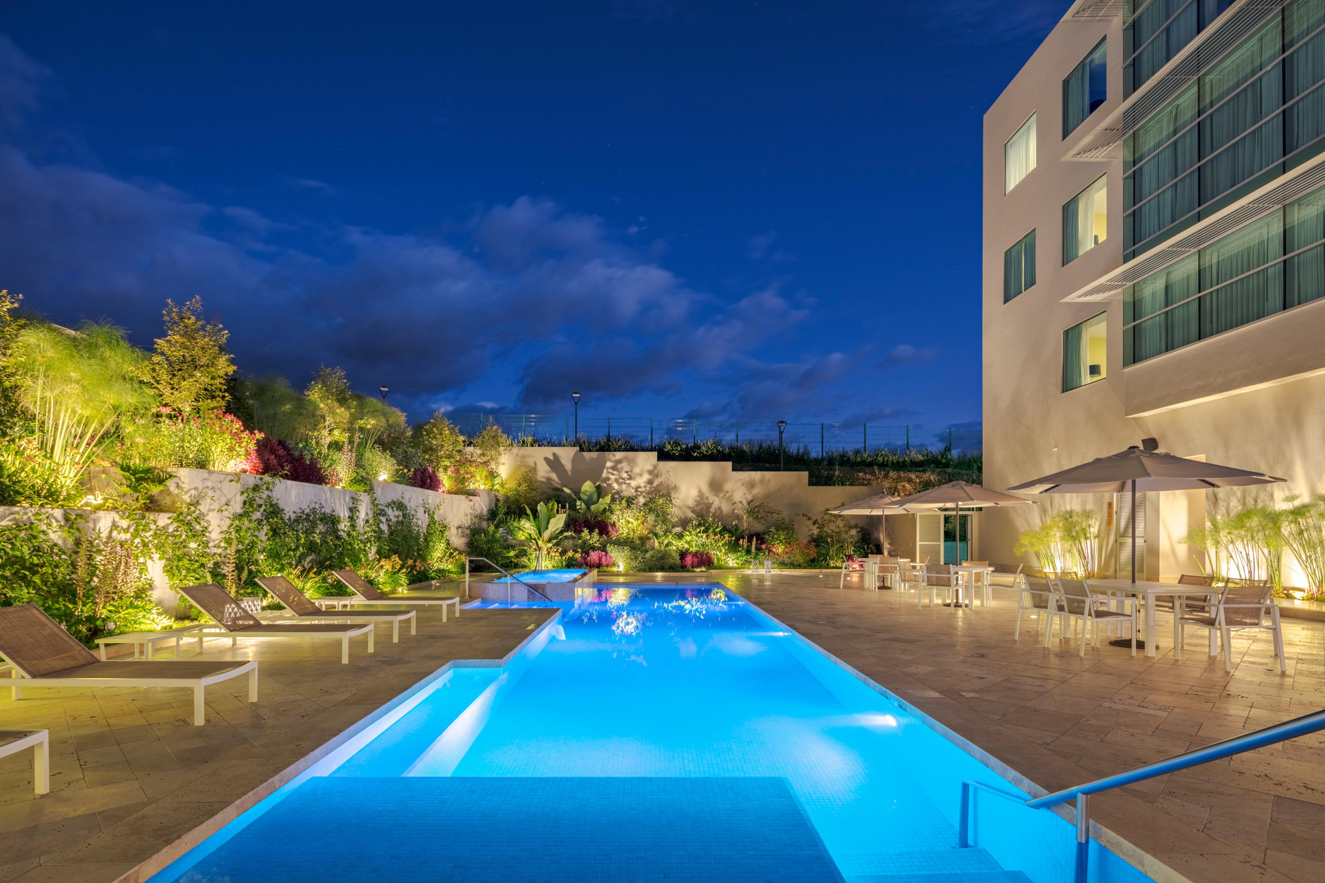 Vista Piscina Holiday Inn Quito Airport by IHG