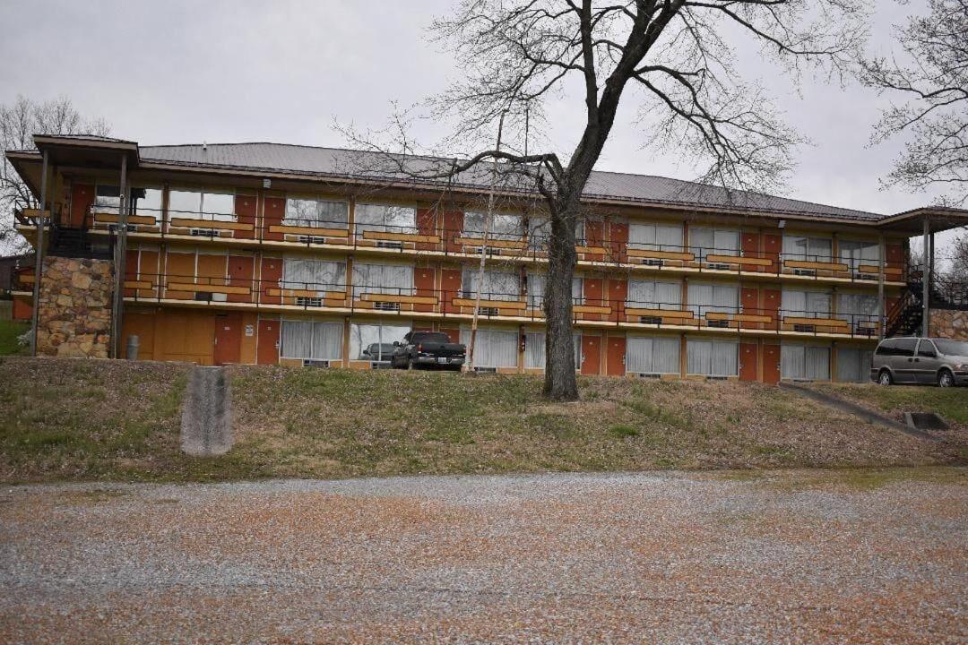 Vista Exterior AmeriVu Inn & Suites - Gilbertsville