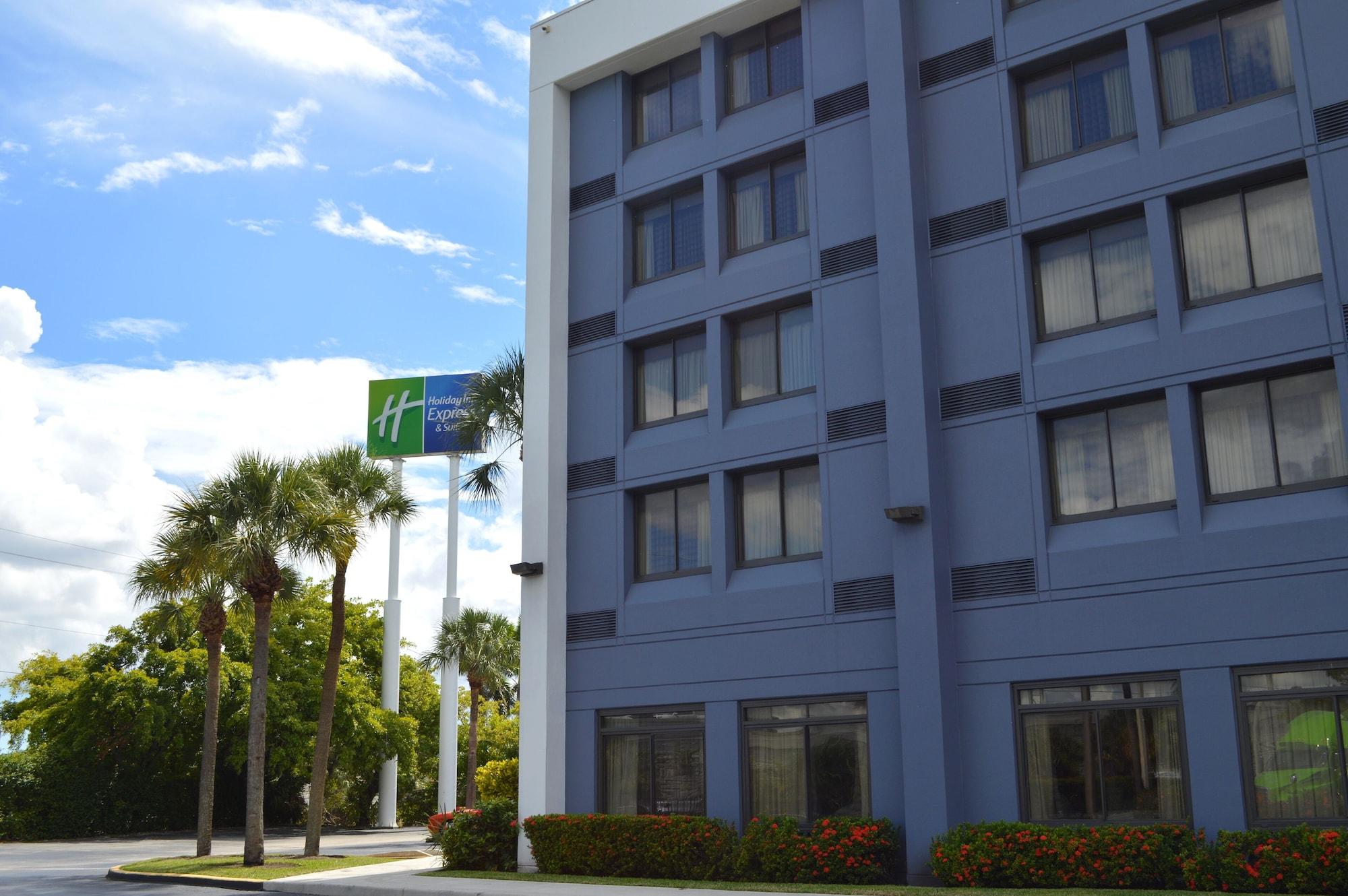 Vista Exterior Holiday Inn Express & Suites Miami - Hialeah by IHG