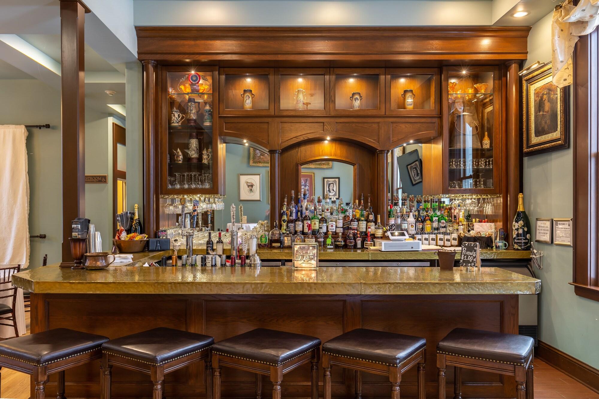 Bar/Salón Steele Mansion