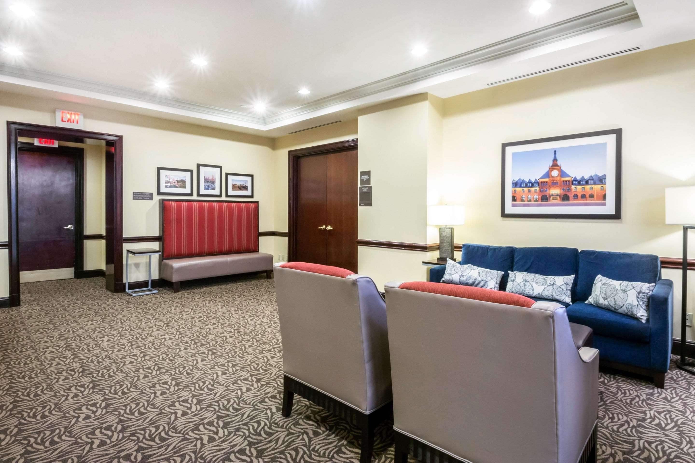 Vista Lobby Comfort Suites at Woodbridge