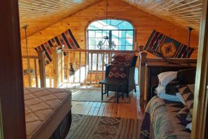 Alquiler Vacacional - CreekView Cabin Retreat is Privately located on the Creek with a Jacuzzi & more