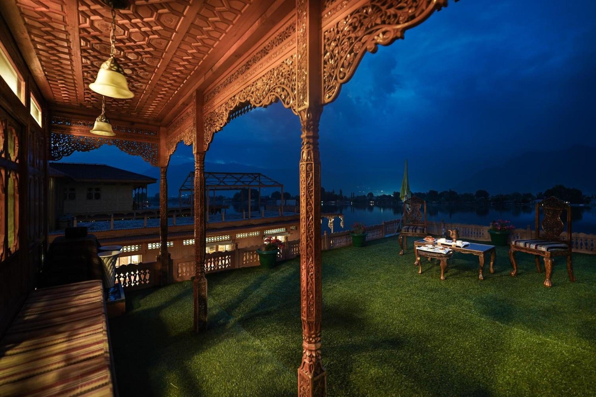 Restaurant WelcomHeritage Gurkha Houseboats