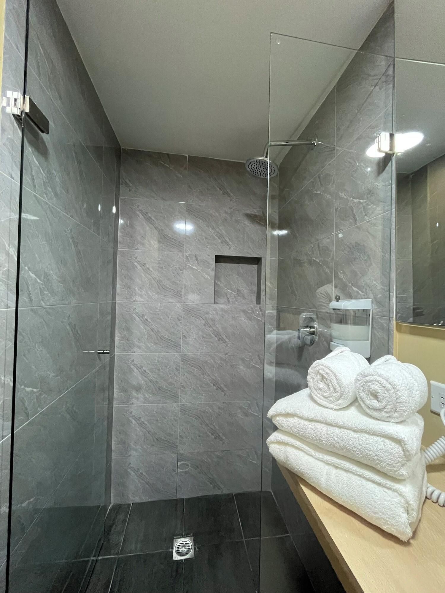 Equipamiento de Habitación Amaranto Suites