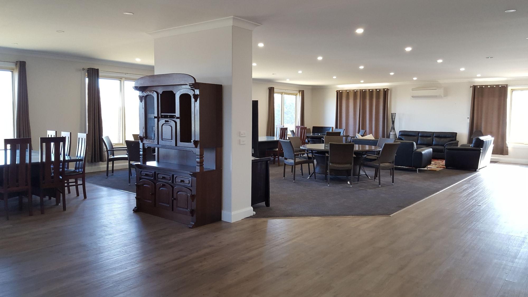 Vista Lobby Gold Panner Motor Inn