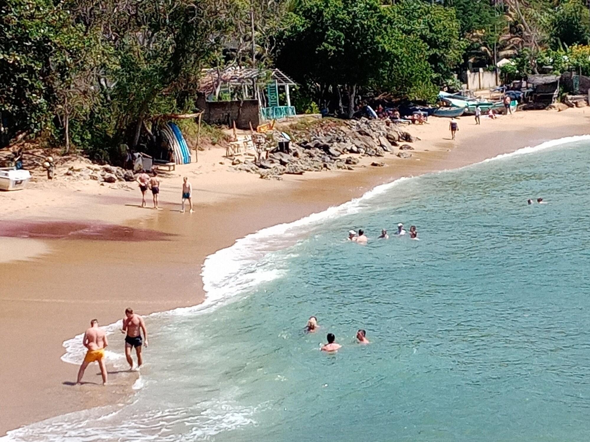 Varios Surf Paradise Hotel