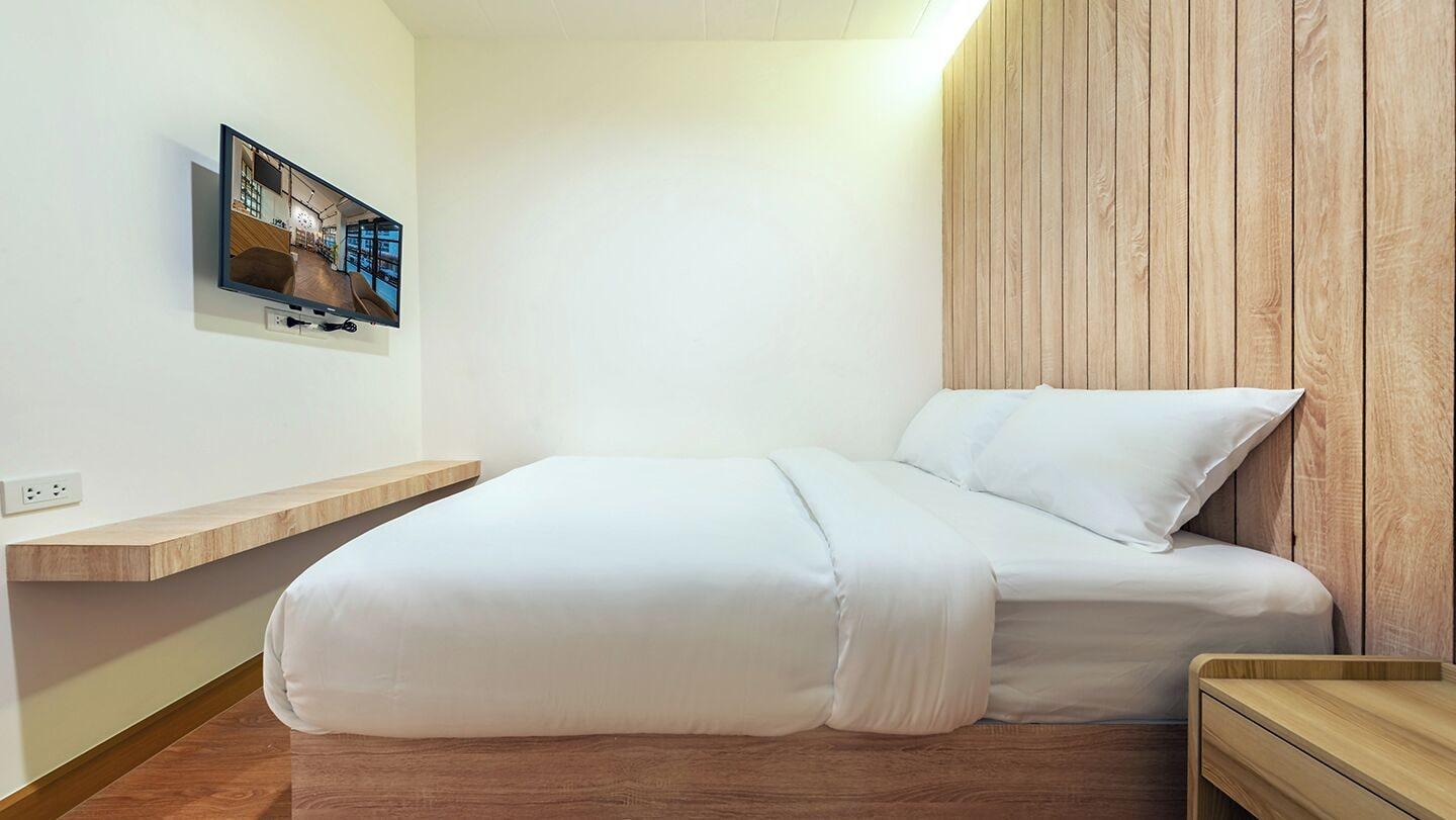 Varios Siam Subway Hostel and Café