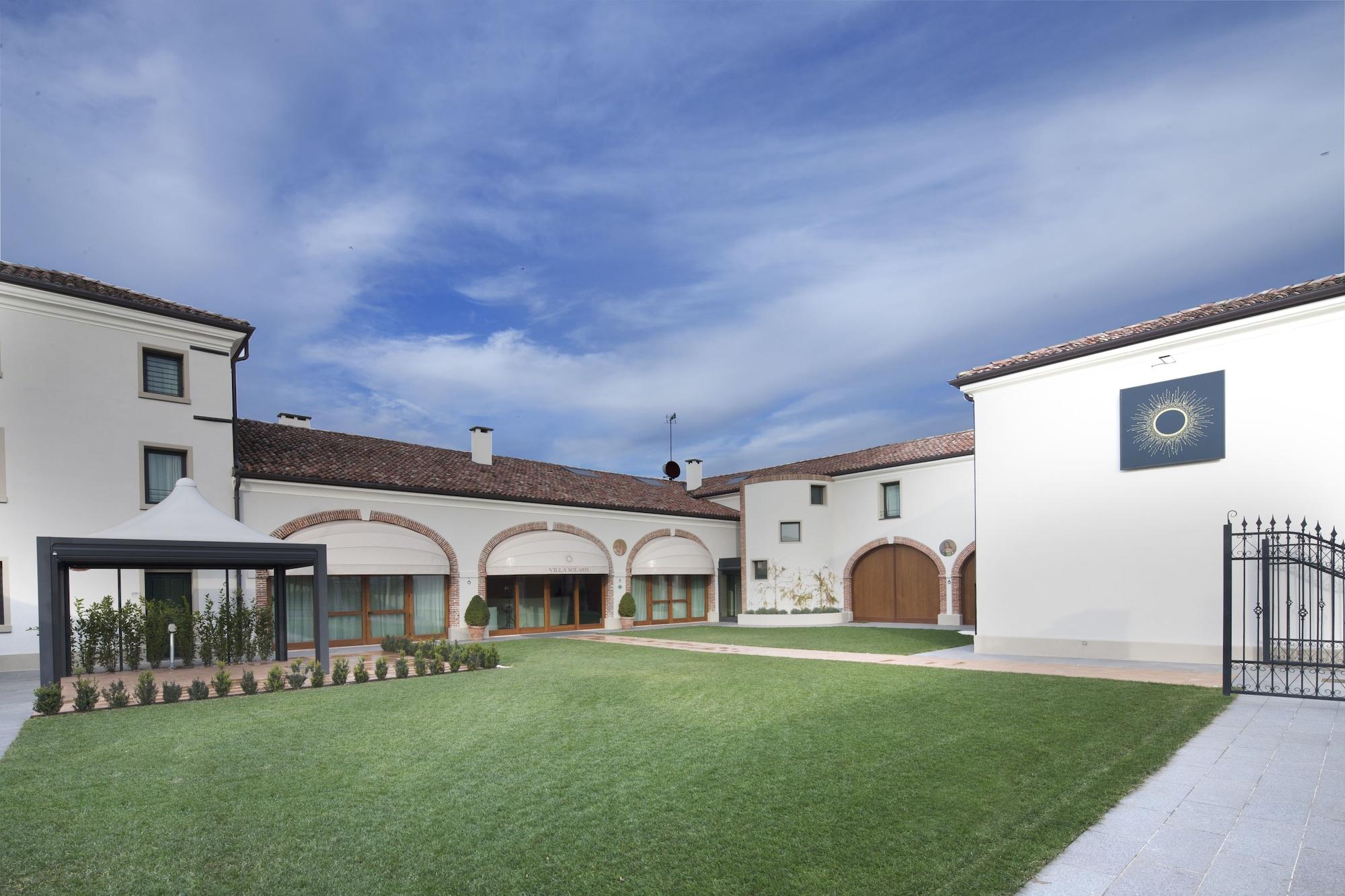Vista Exterior Villa Solaris