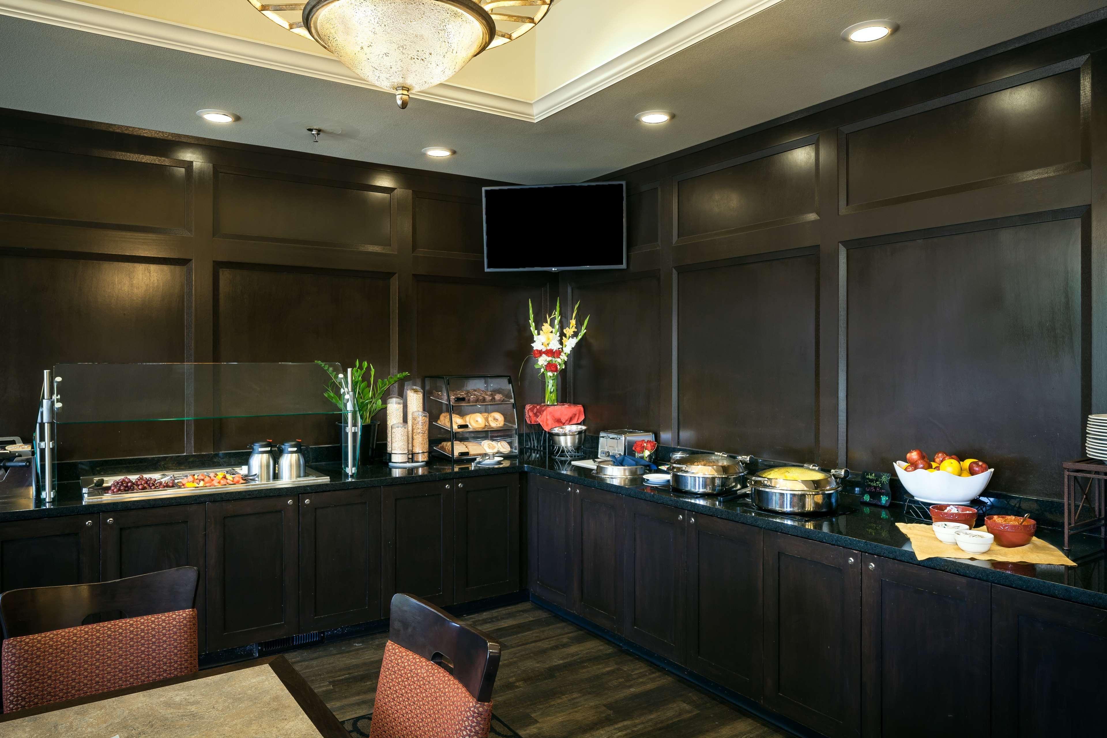 Restaurant Plaza Inn & Suites at Ashland Creek
