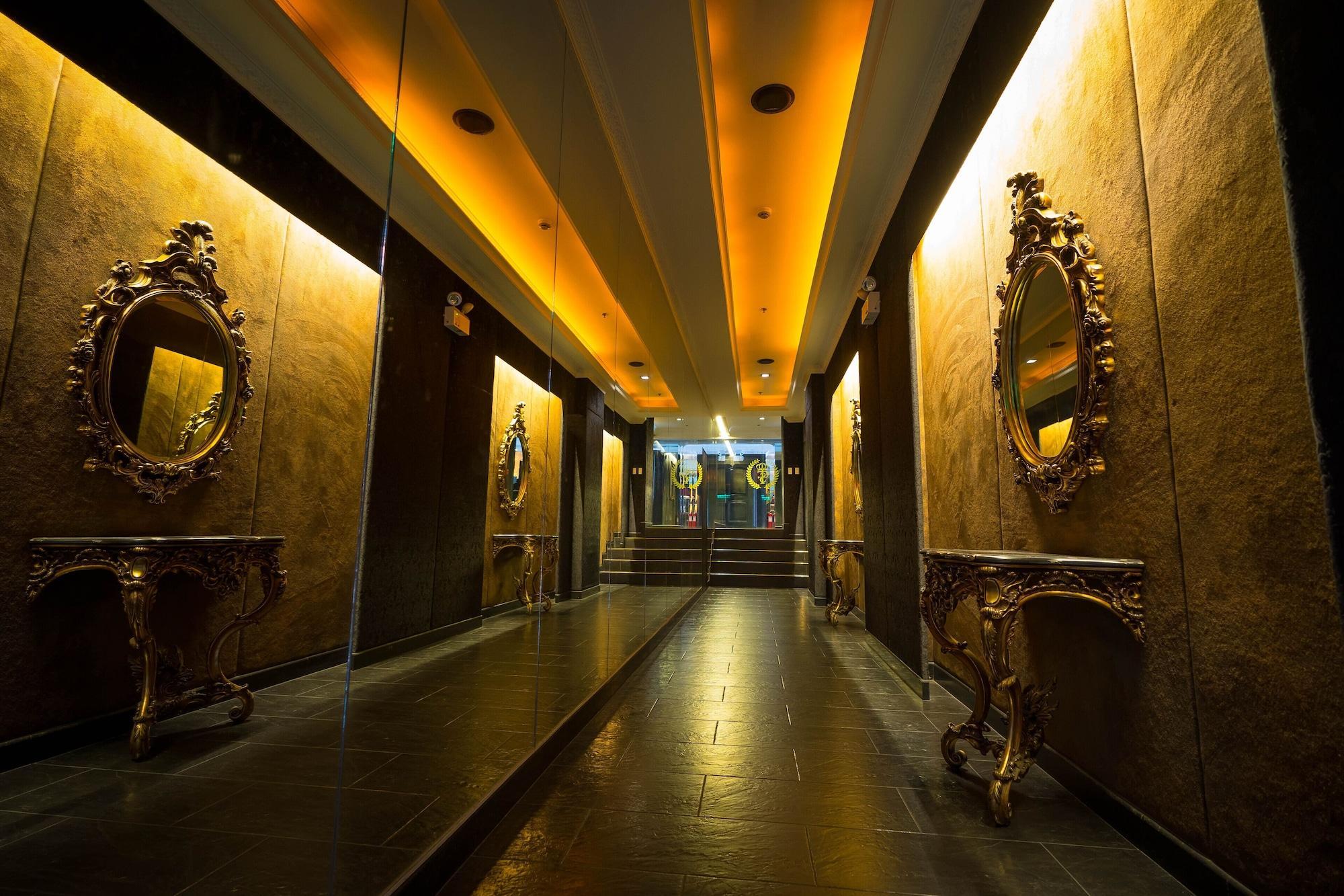 Vista Lobby Fields Plaza Hotel