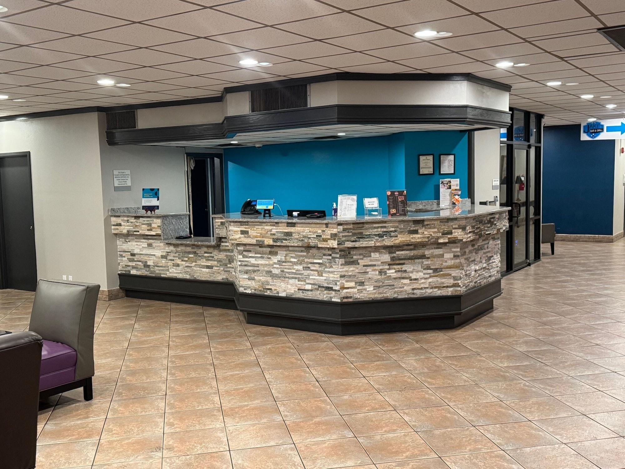 Vista Lobby Clarion Inn & Suites Dothan South