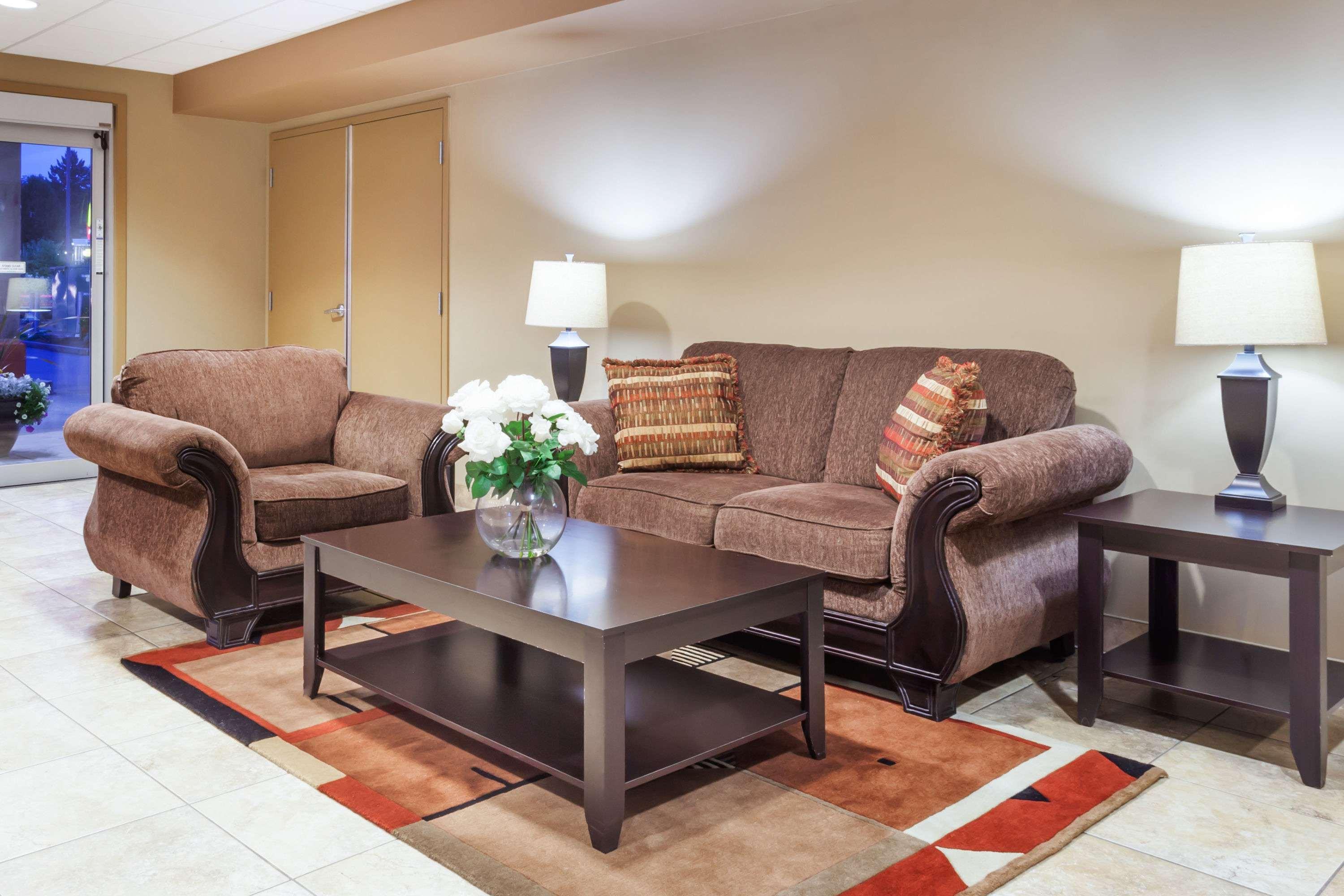 Vista Lobby Super 8 by Wyndham Abbotsford BC